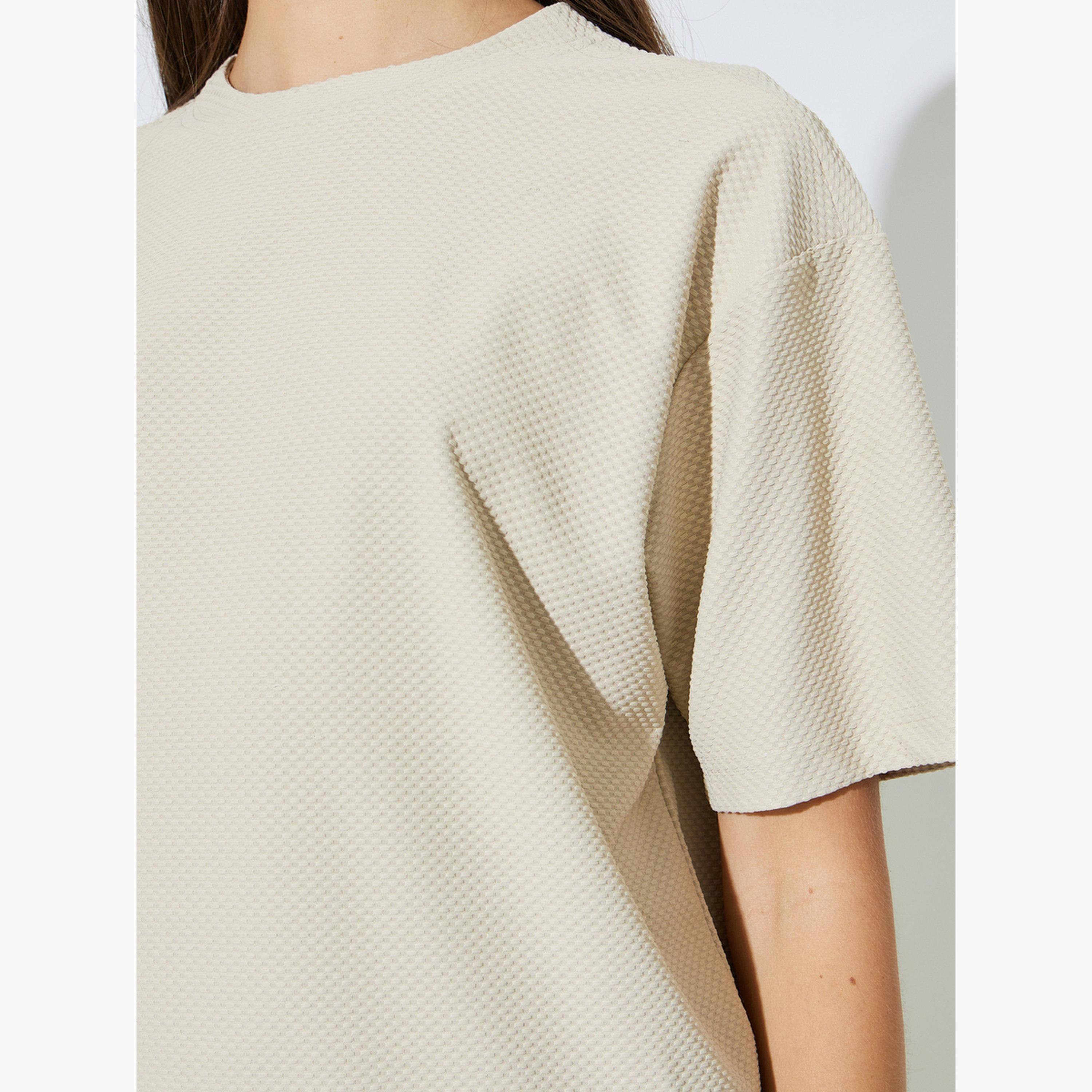 تيشيرت واسع بياقة دائرية وتفاصيل بارزة الملمس-women-clothing-tshirts-image-5