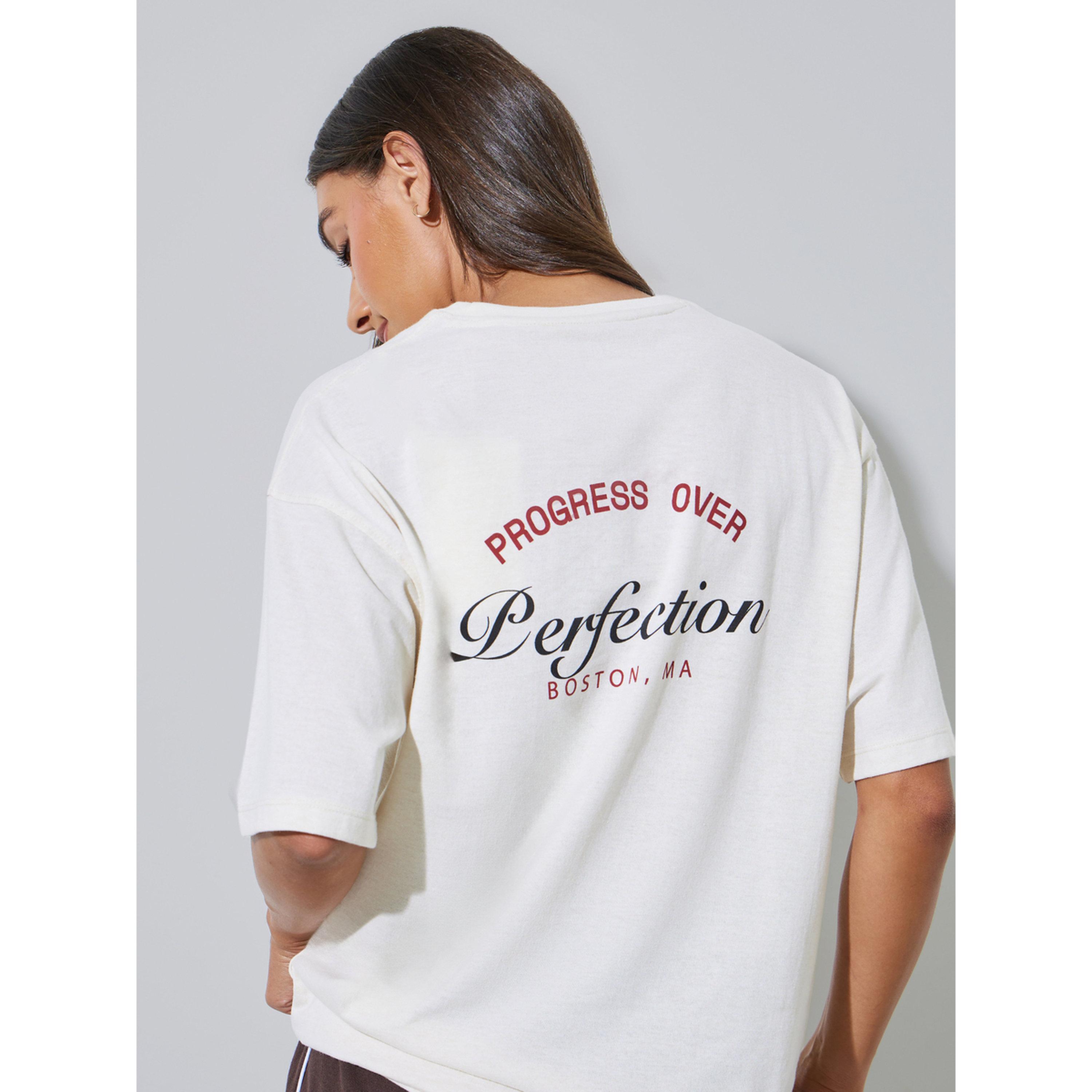 تيشيرت واسع بطبعة كتابة وأكمام قصيرة-women-clothing-tshirts-image-3