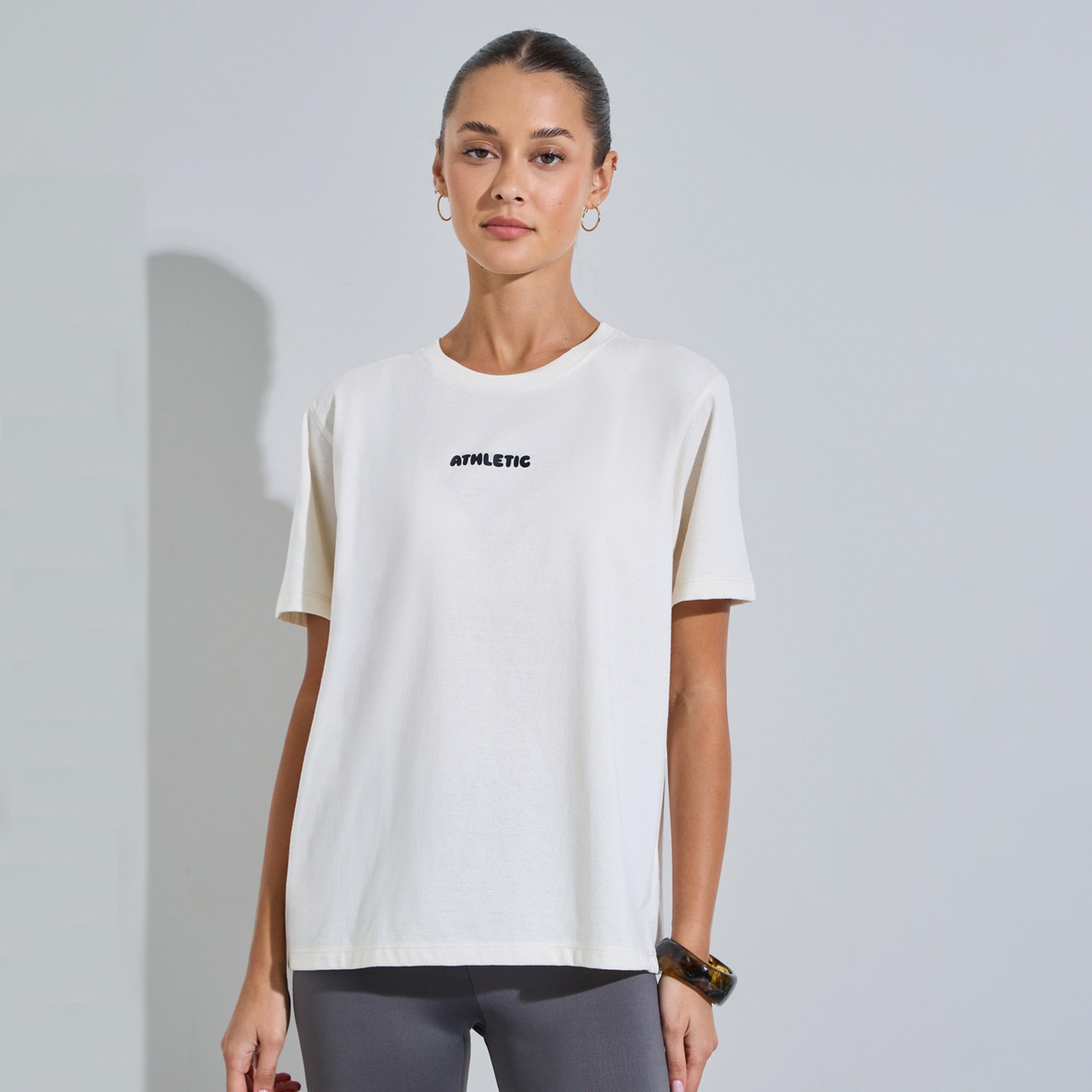 تيشيرت بقصة عادية وطبعة شعار باللون السكري-women-clothing-tshirts-image-1