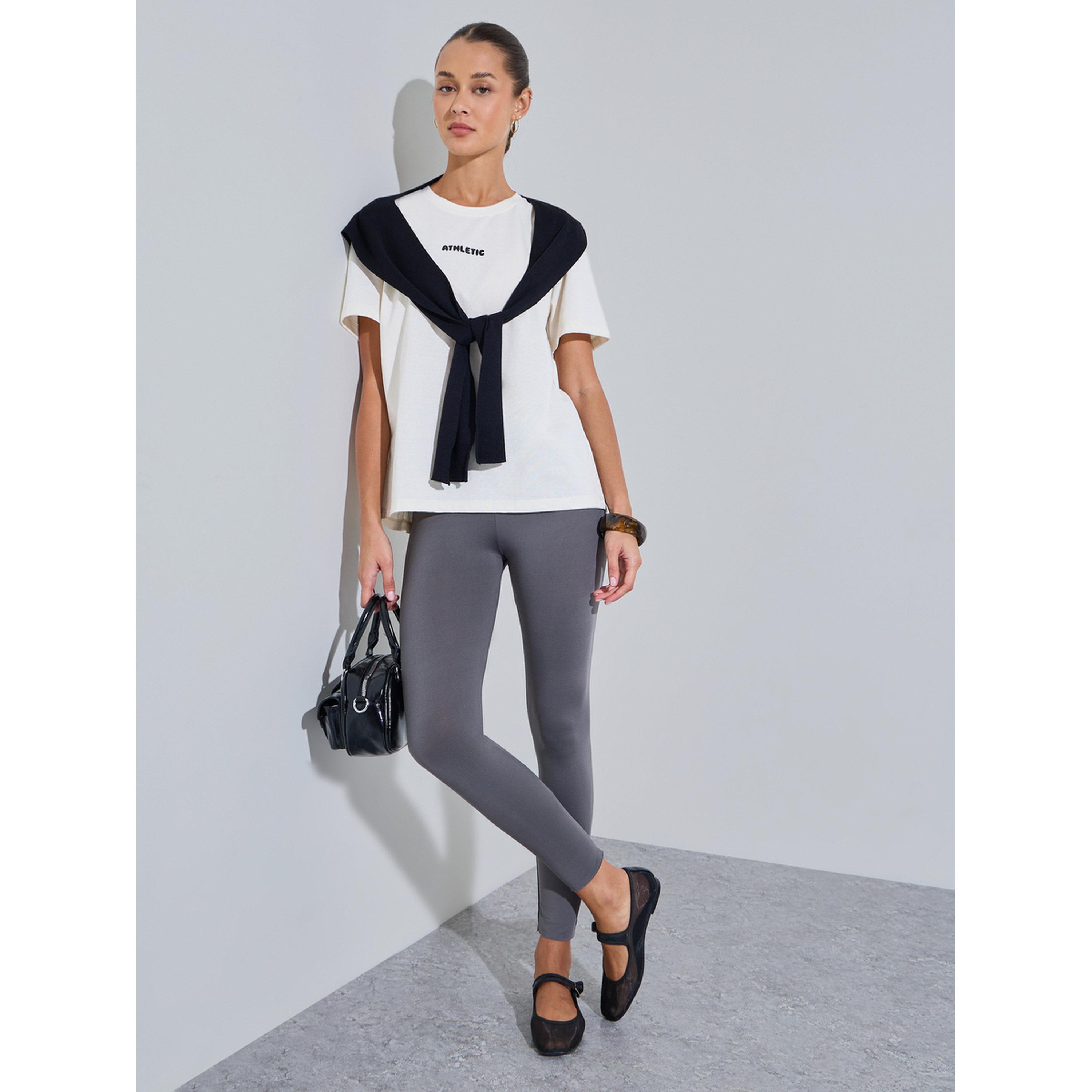 تيشيرت بقصة عادية وطبعة شعار باللون السكري-women-clothing-tshirts-image-2