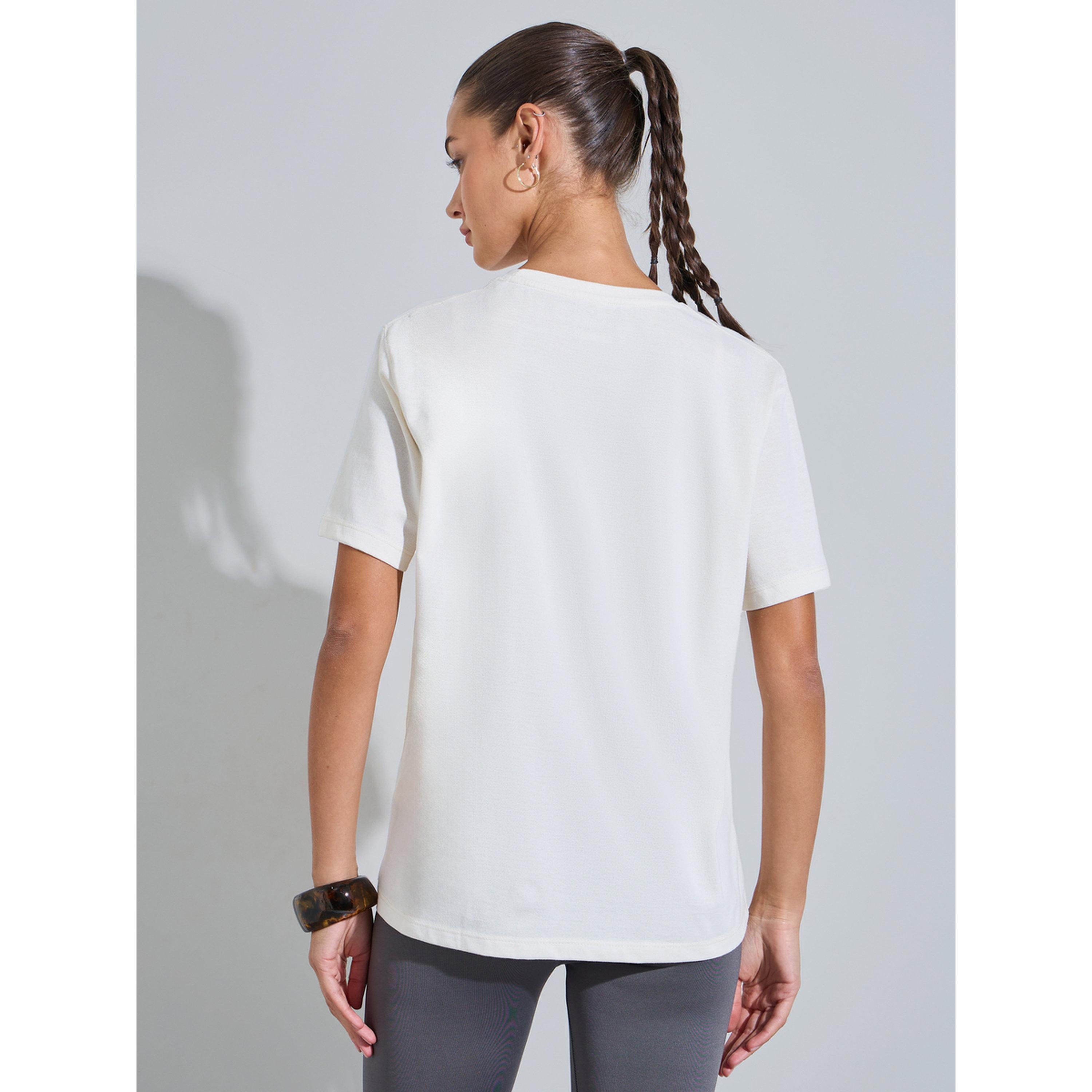 تيشيرت بقصة عادية وطبعة شعار باللون السكري-women-clothing-tshirts-image-3
