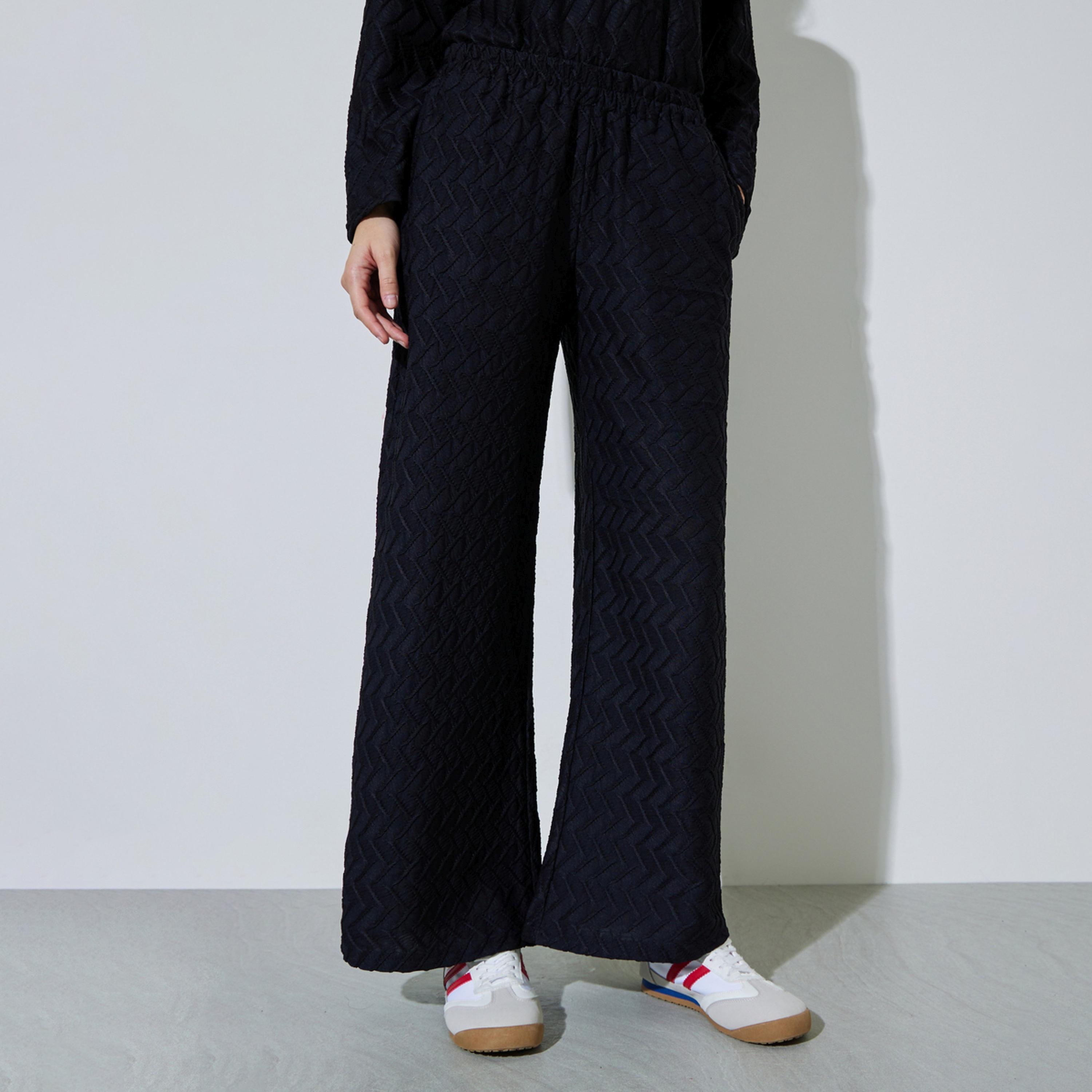 بنطال بأرجل واسعة وخصر مطاطي بتفاصيل بارزة الملمس-women-clothing-joggers-image-1