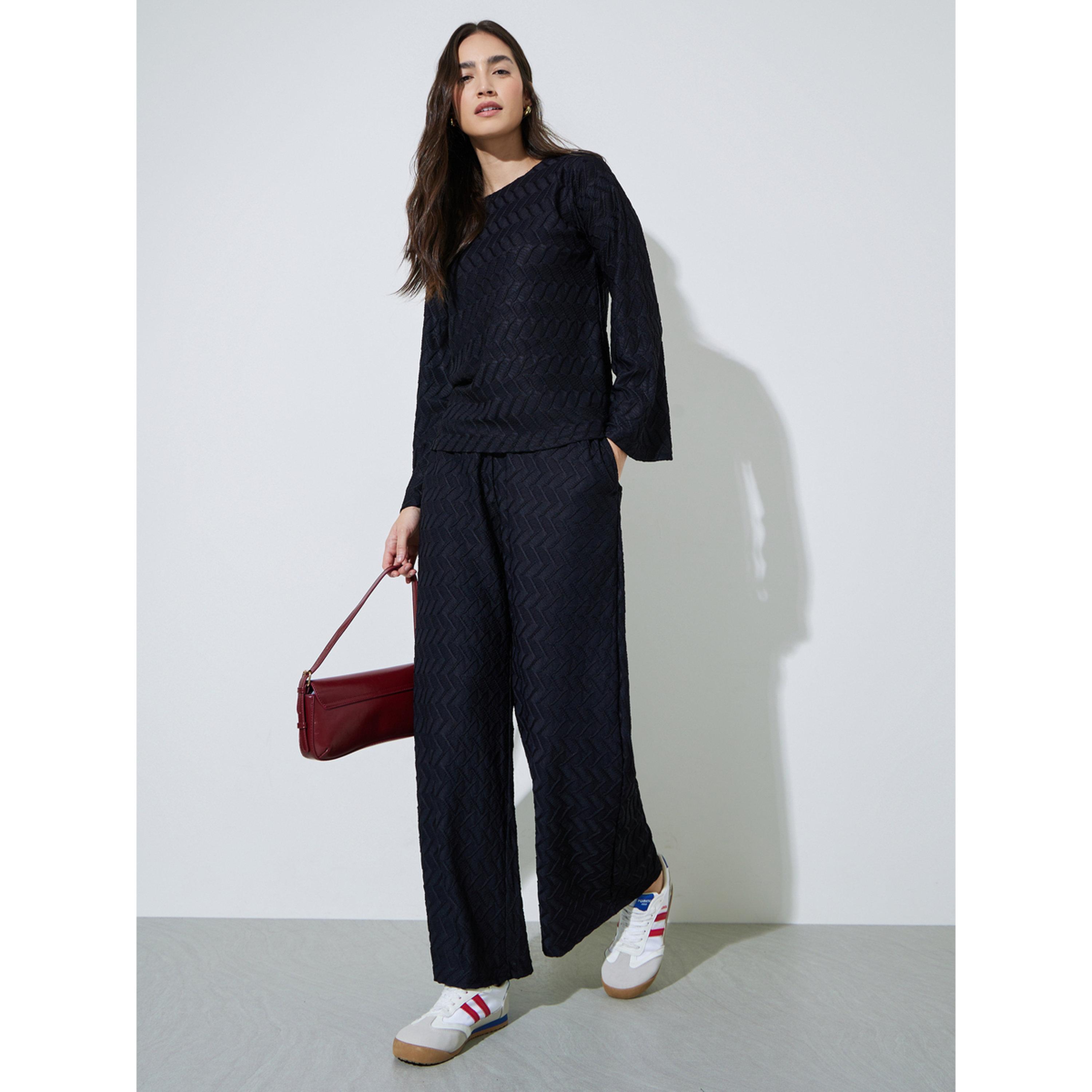 بنطال بأرجل واسعة وخصر مطاطي بتفاصيل بارزة الملمس-women-clothing-joggers-image-2