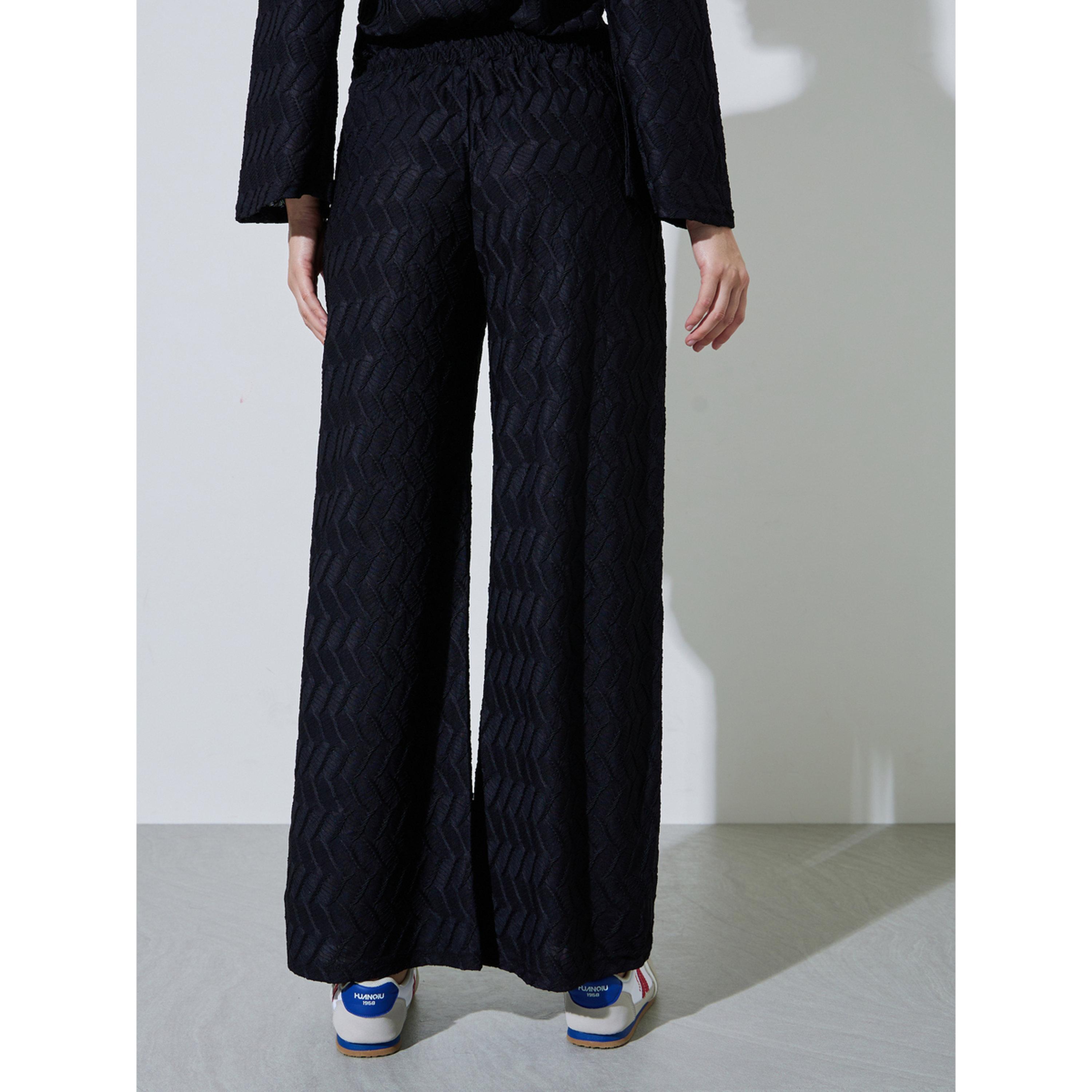 بنطال بأرجل واسعة وخصر مطاطي بتفاصيل بارزة الملمس-women-clothing-joggers-image-4