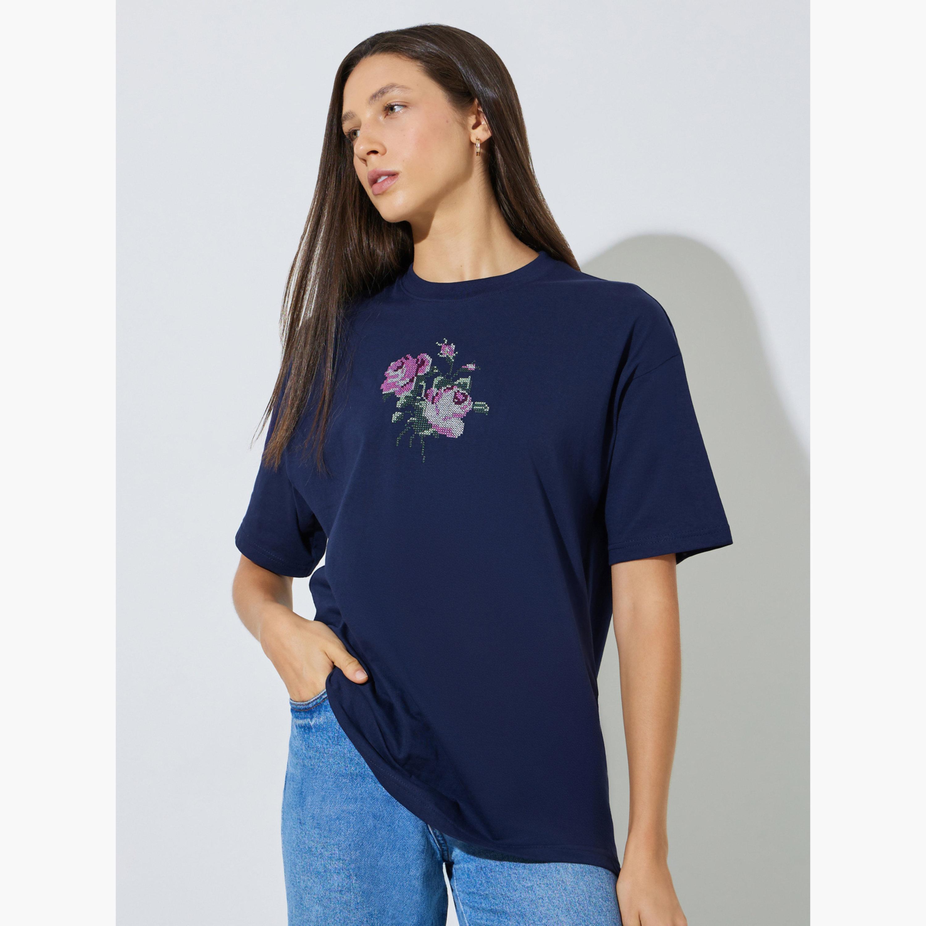 ستايلي - تيشيرت قطني مطرز كبير الحجم باللون الأزرق الداكن-women-clothing-tshirts-image-1