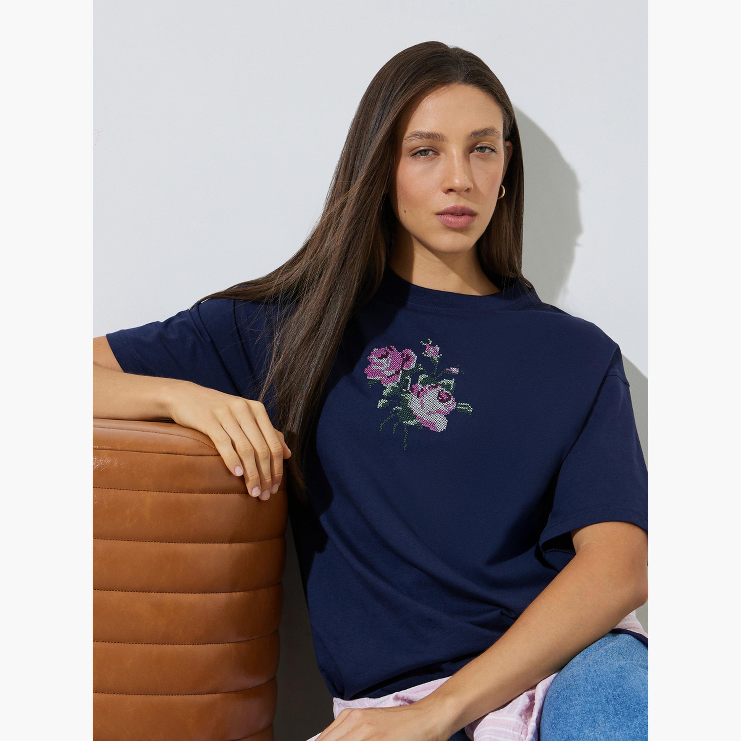 ستايلي - تيشيرت قطني مطرز كبير الحجم باللون الأزرق الداكن-women-clothing-tshirts-image-3