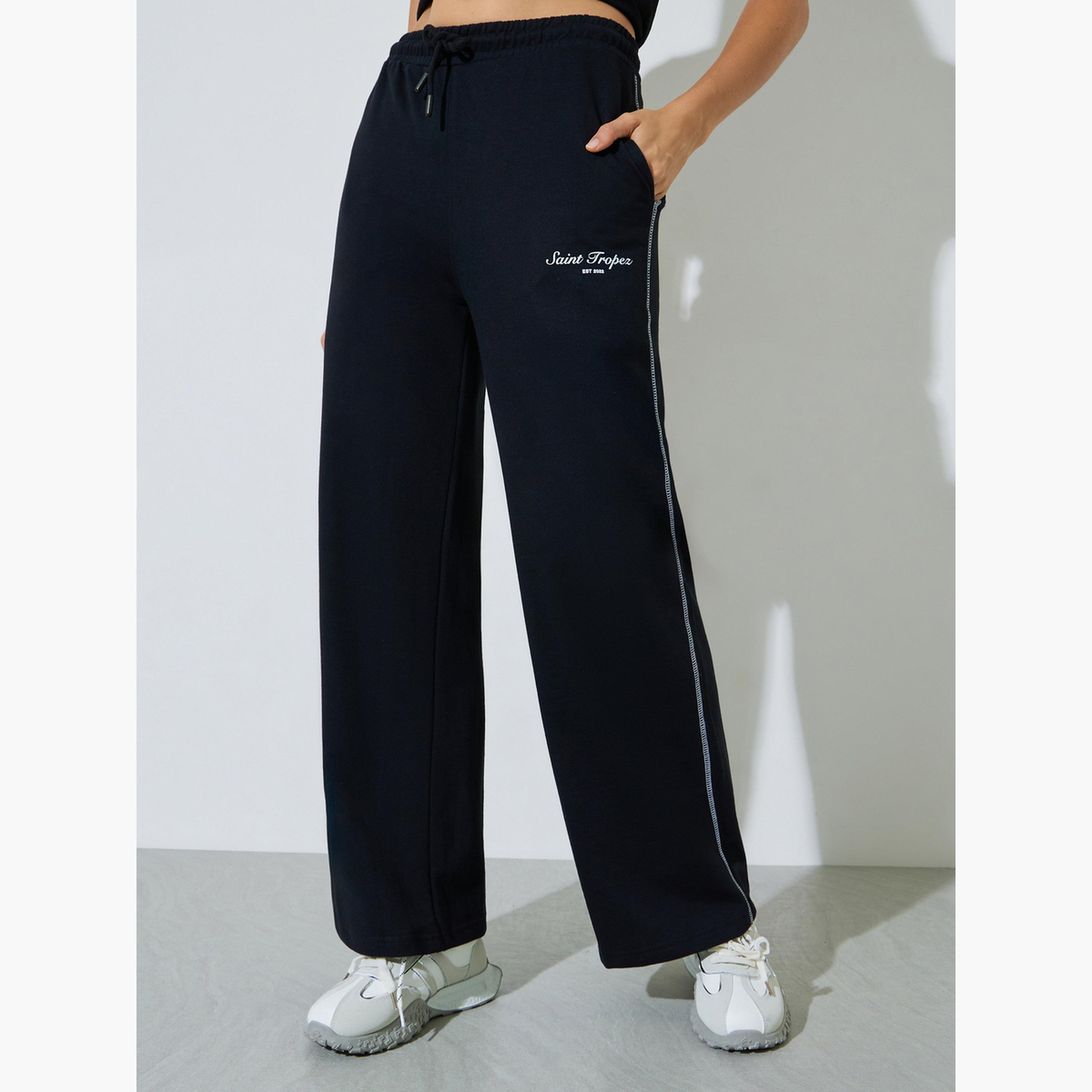 جوغر بأرجل واسعة وطبعة شعار وتطريز متقاطع لون أسود-women-clothing-bottoms-joggers-image-1