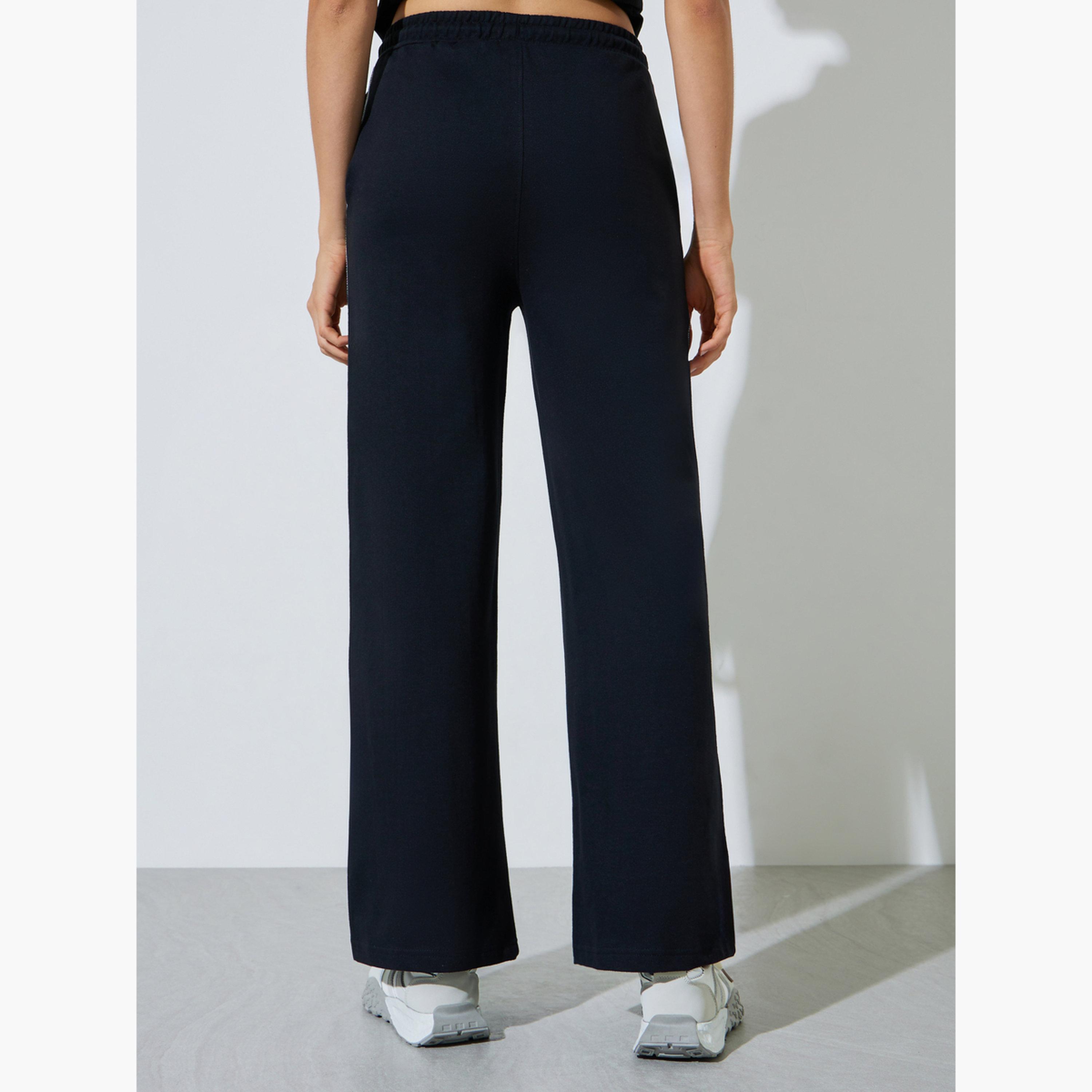 جوغر بأرجل واسعة وطبعة شعار وتطريز متقاطع لون أسود-women-clothing-bottoms-joggers-image-4