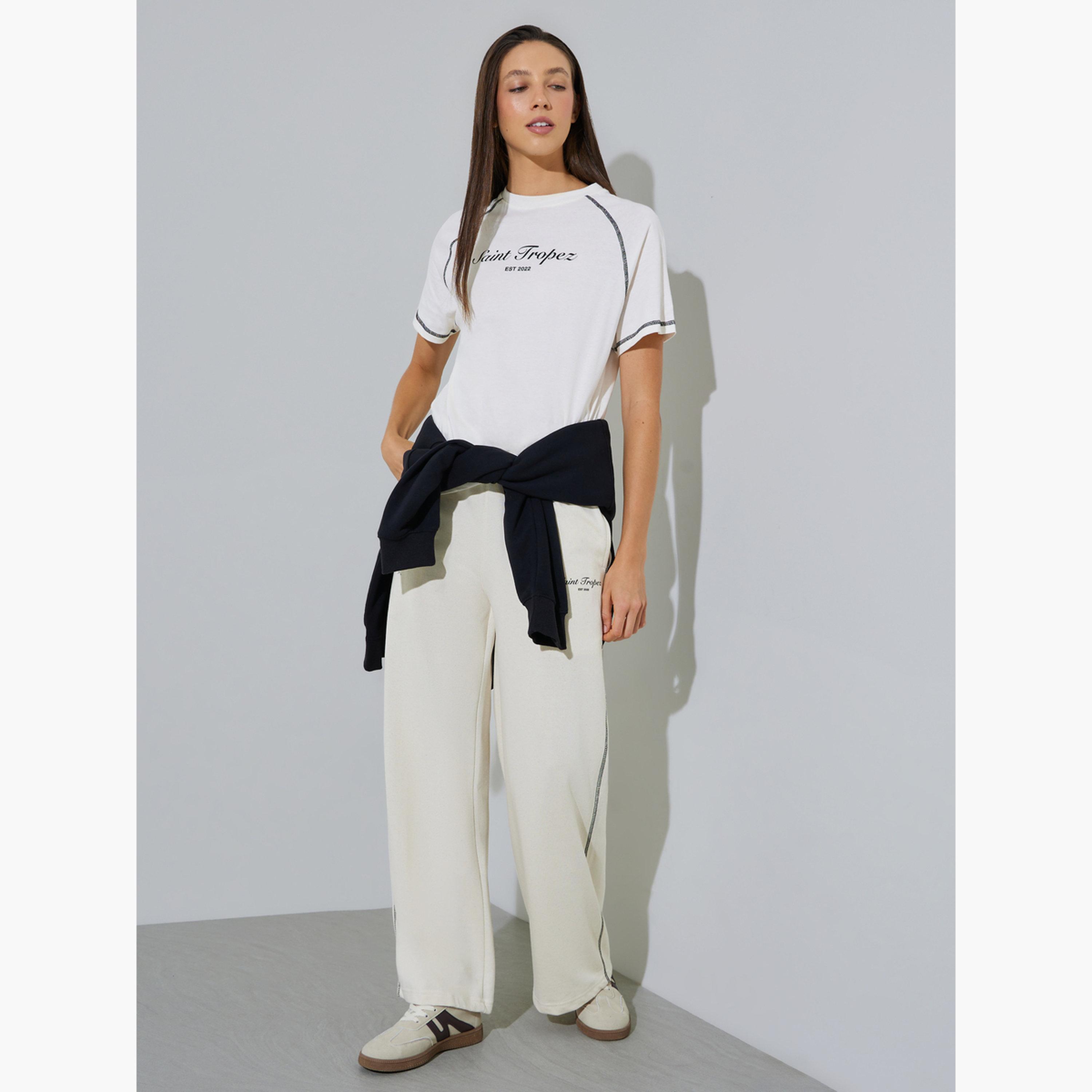 جوغر بأرجل واسعة وطبعة شعار وتطريز متقاطع لون بيج-women-clothing-bottoms-joggers-image-2