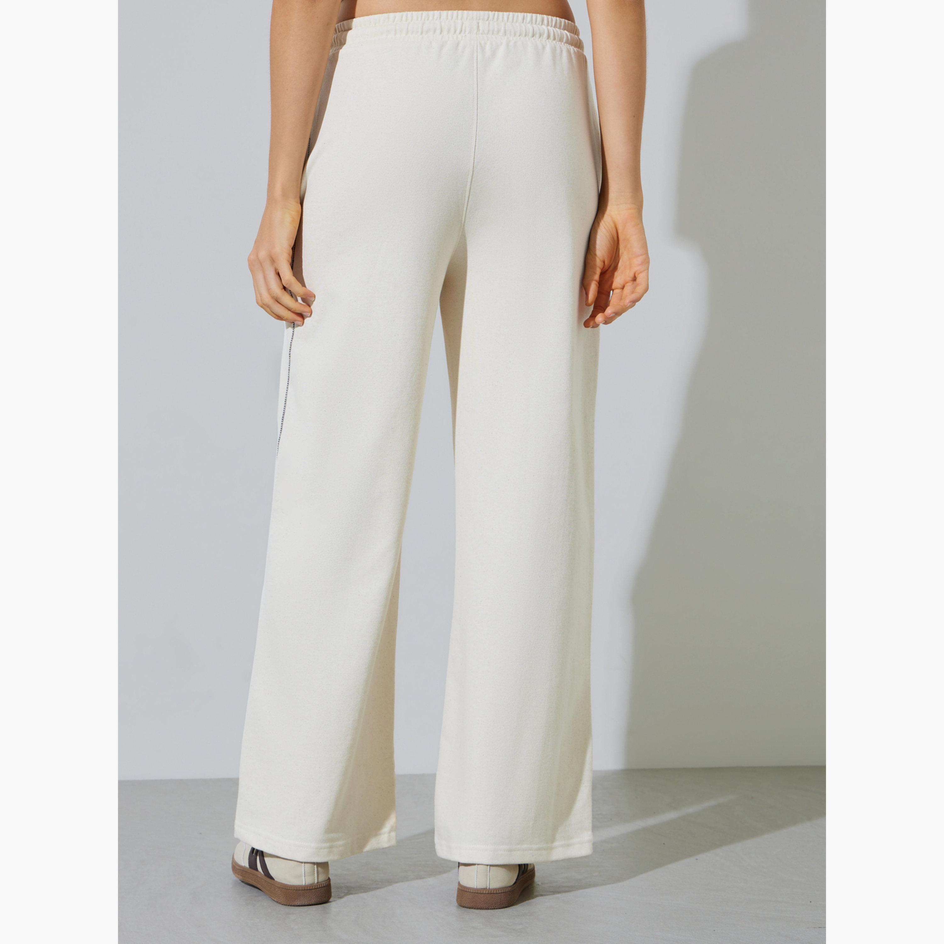 جوغر بأرجل واسعة وطبعة شعار وتطريز متقاطع لون بيج-women-clothing-bottoms-joggers-image-4