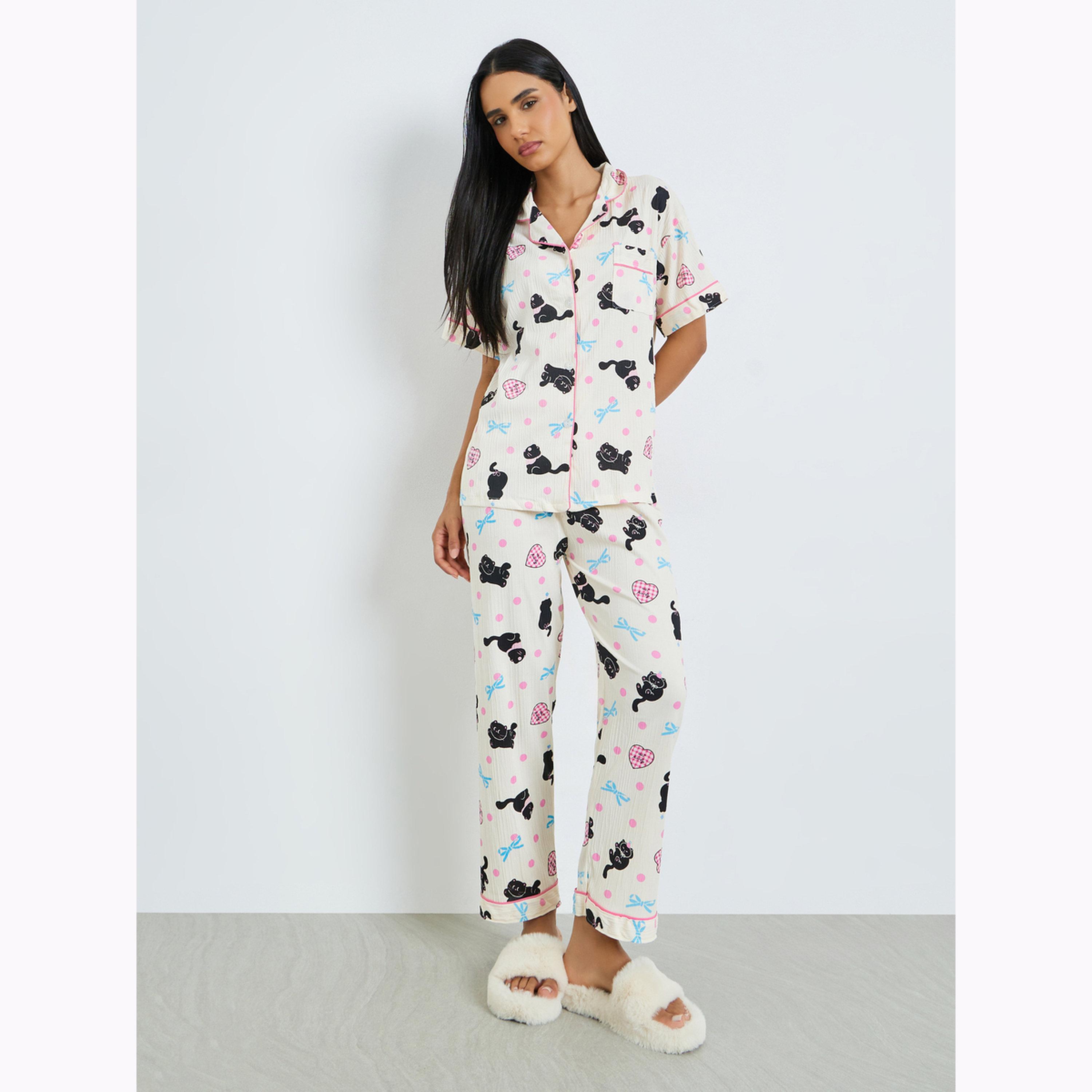 طقم بيجاما من بنطال وشورت وقميص بأكمام قصيرة ومطبع بالكامل بنمط قطة-women-clothing-nightwear-pyjamas-longsets-image-1