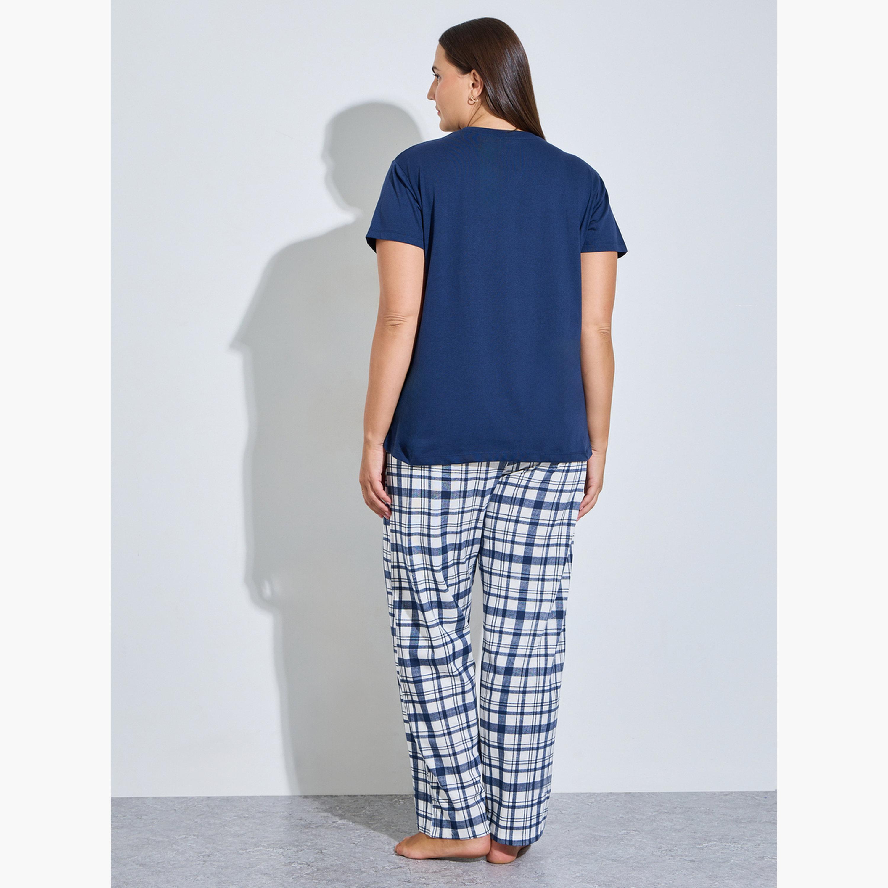 طقم بيجاما من بنطال كروهات وتيشيرت طبعة جرافيك بمقاس كبير-women-clothing-plussize-nightwear-nightwearsets-image-4
