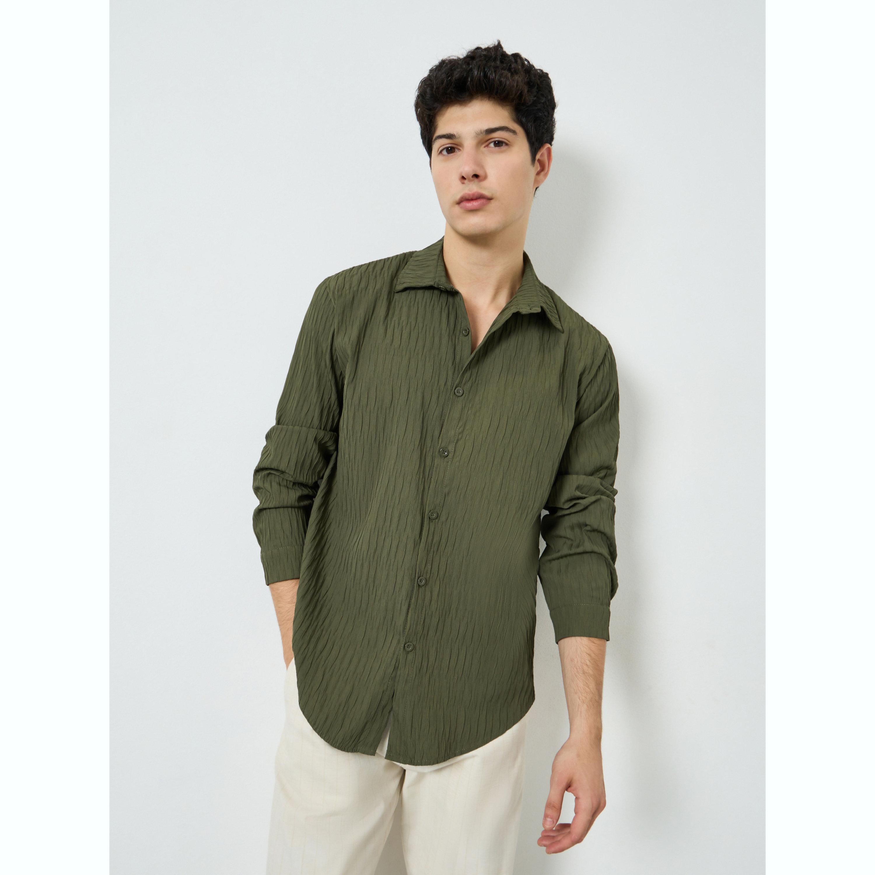 قميص بياقة مفرودة وتفاصيل بارزة الملمس-men-clothing-shirts-image-1