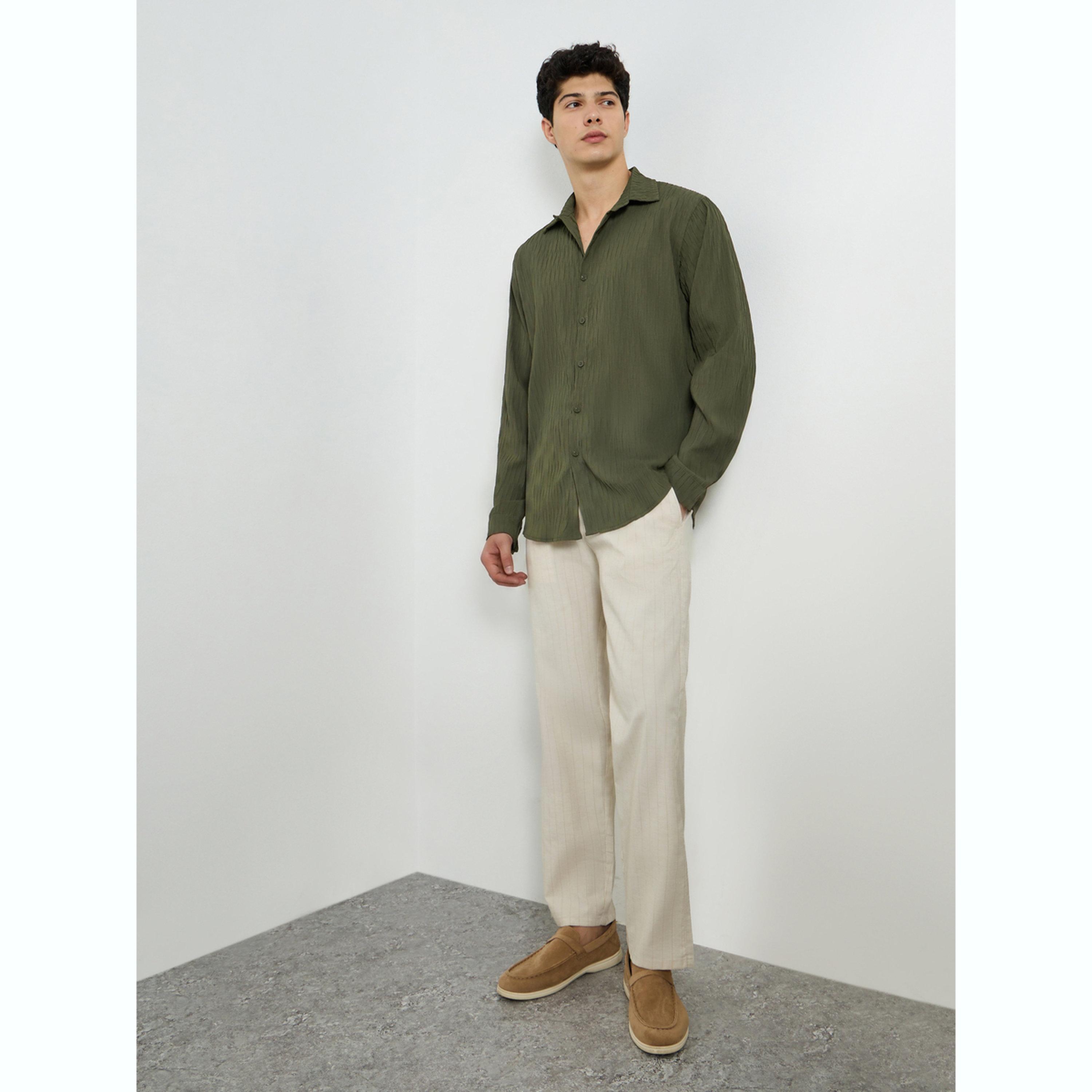 قميص بياقة مفرودة وتفاصيل بارزة الملمس-men-clothing-shirts-image-2