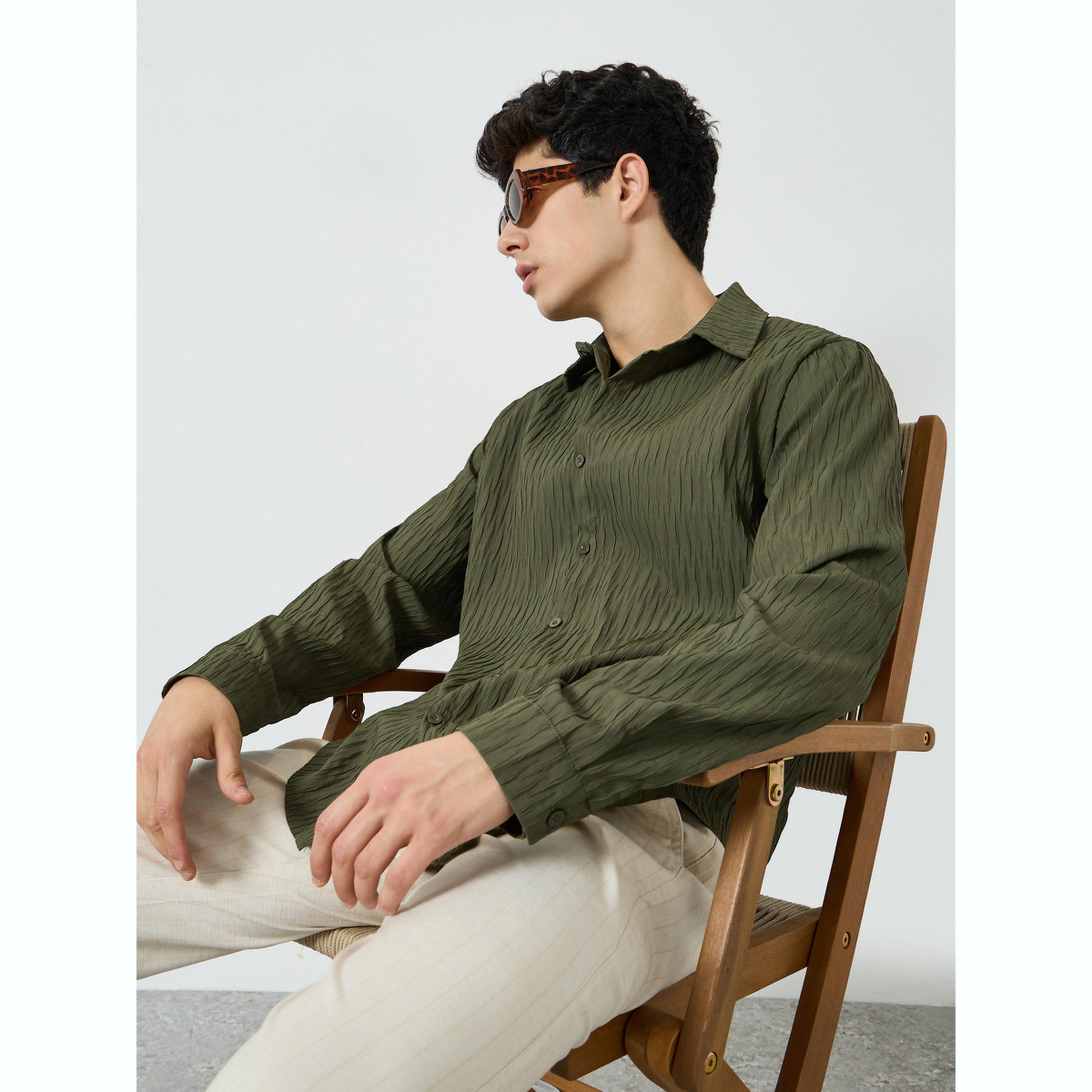 قميص بياقة مفرودة وتفاصيل بارزة الملمس-men-clothing-shirts-image-3