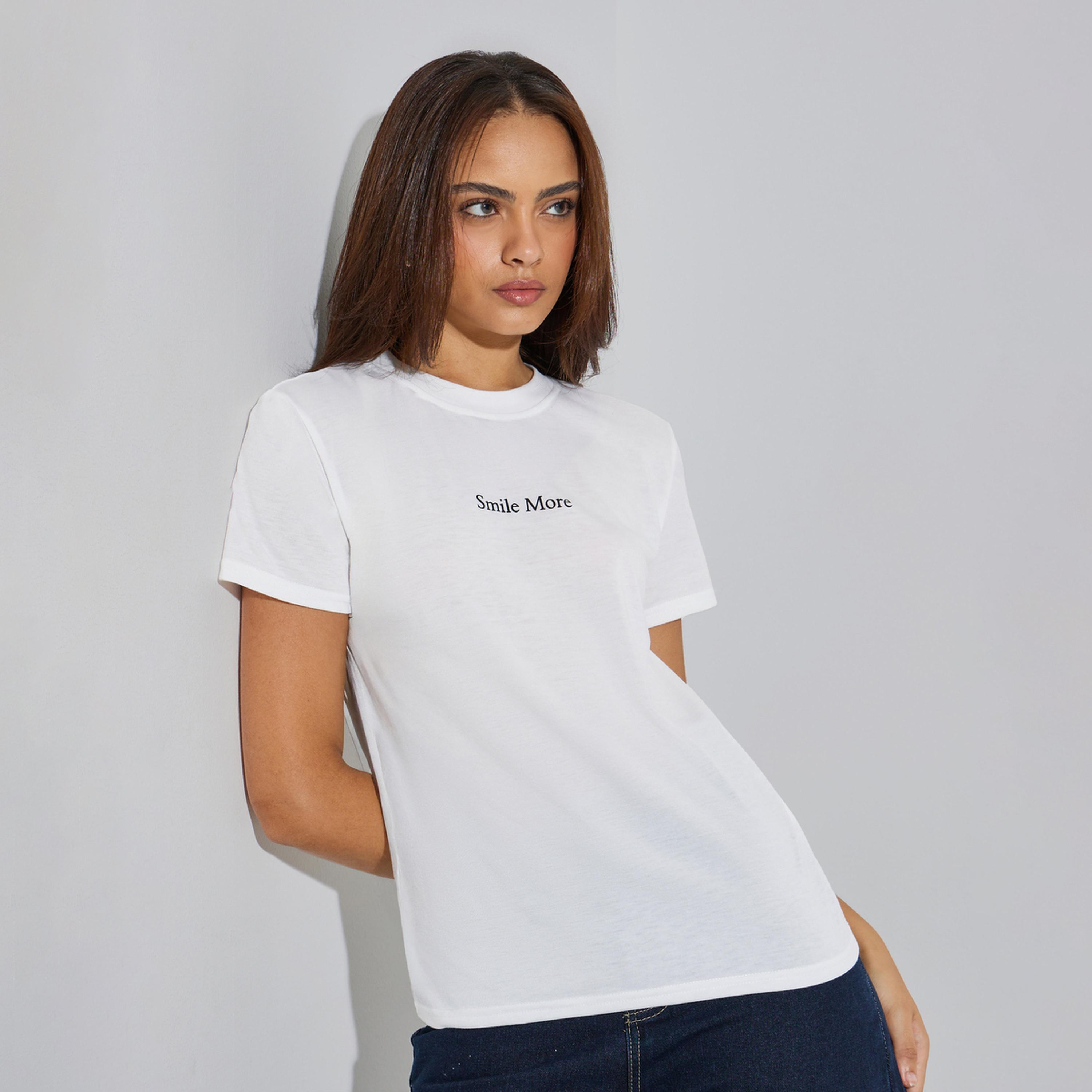 تيشيرت بقصة عادية وطبعة شعار-women-clothing-tshirts-image-1