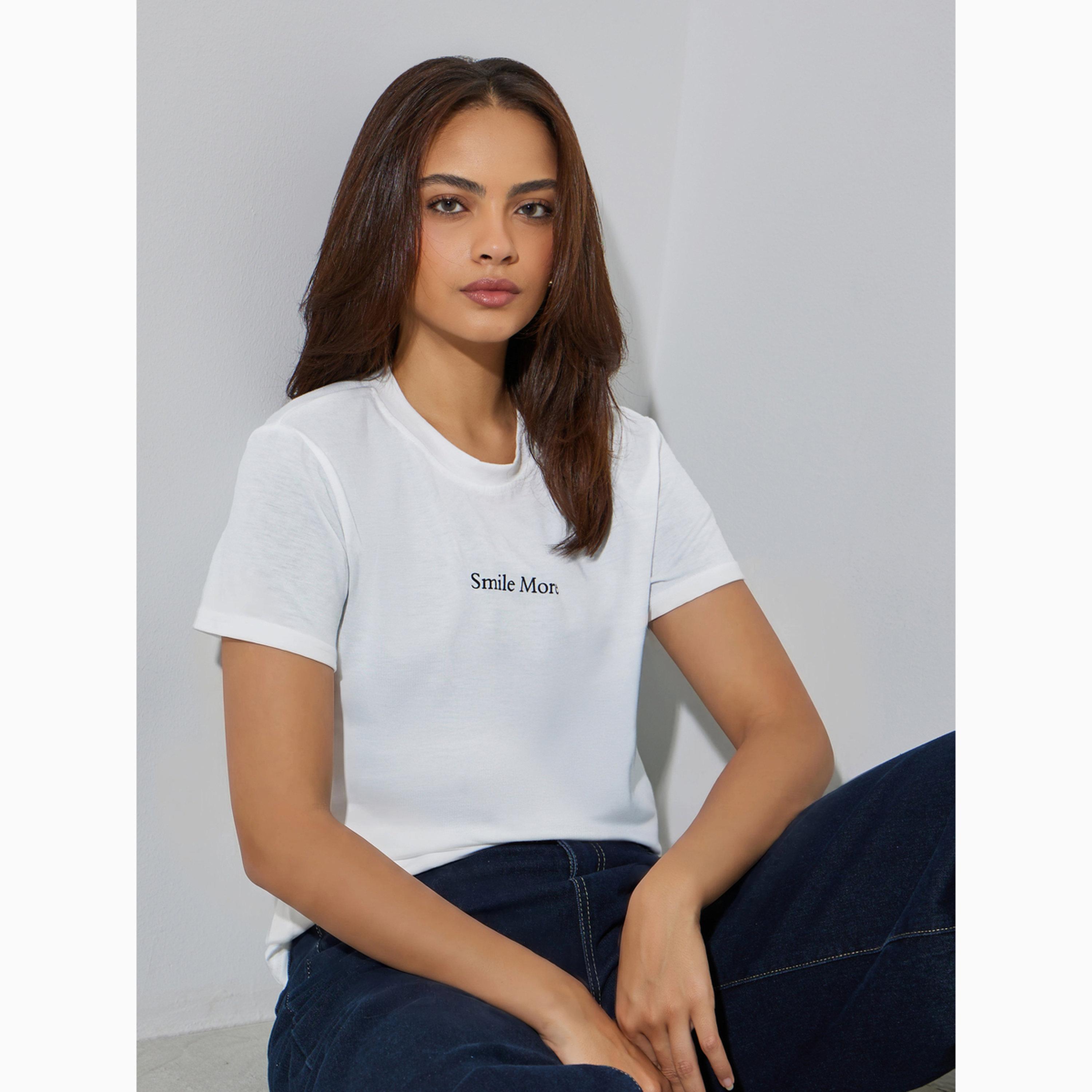 تيشيرت بقصة عادية وطبعة شعار-women-clothing-tshirts-image-3