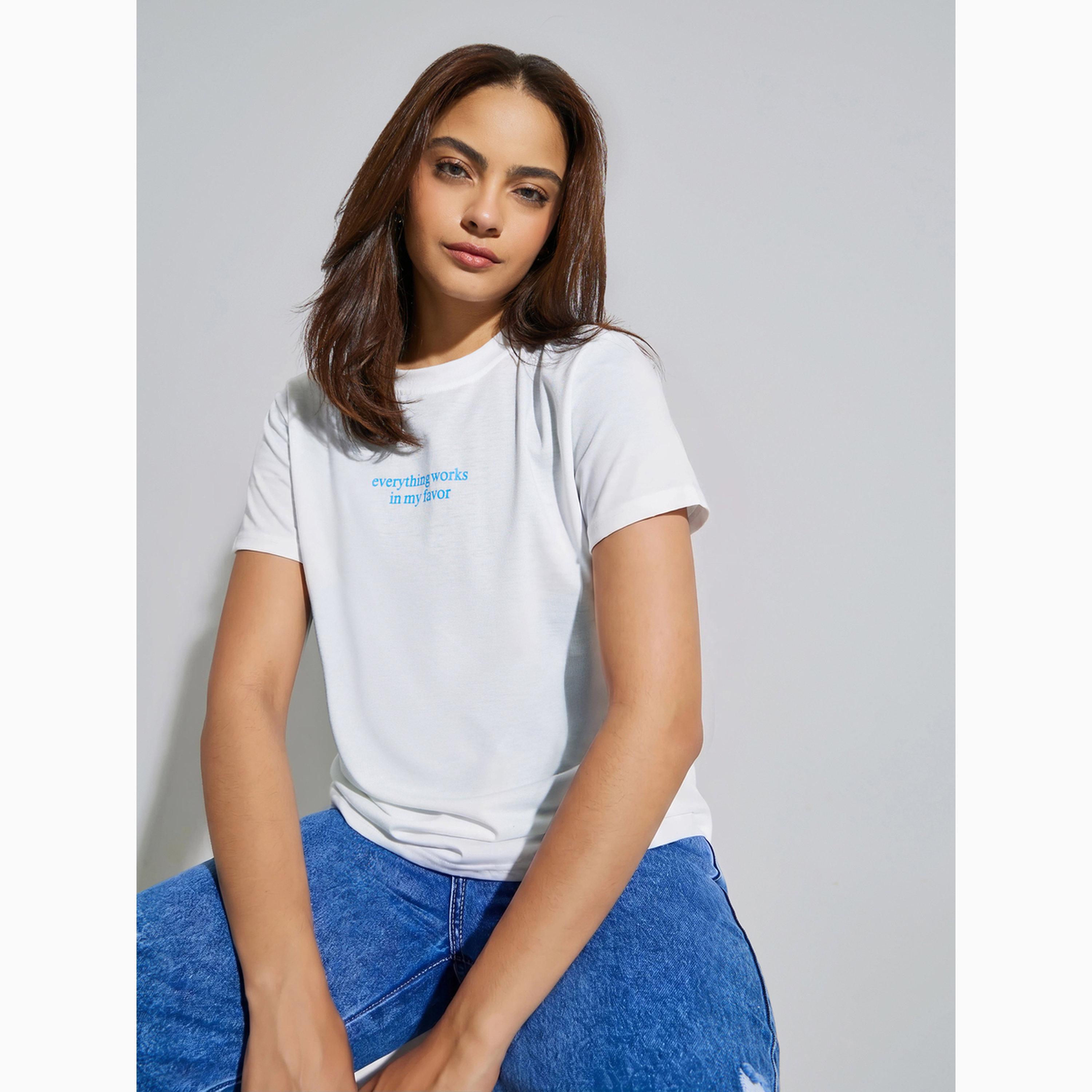 تيشيرت بقصة عادية وطبعة شعار-women-clothing-tshirts-image-3