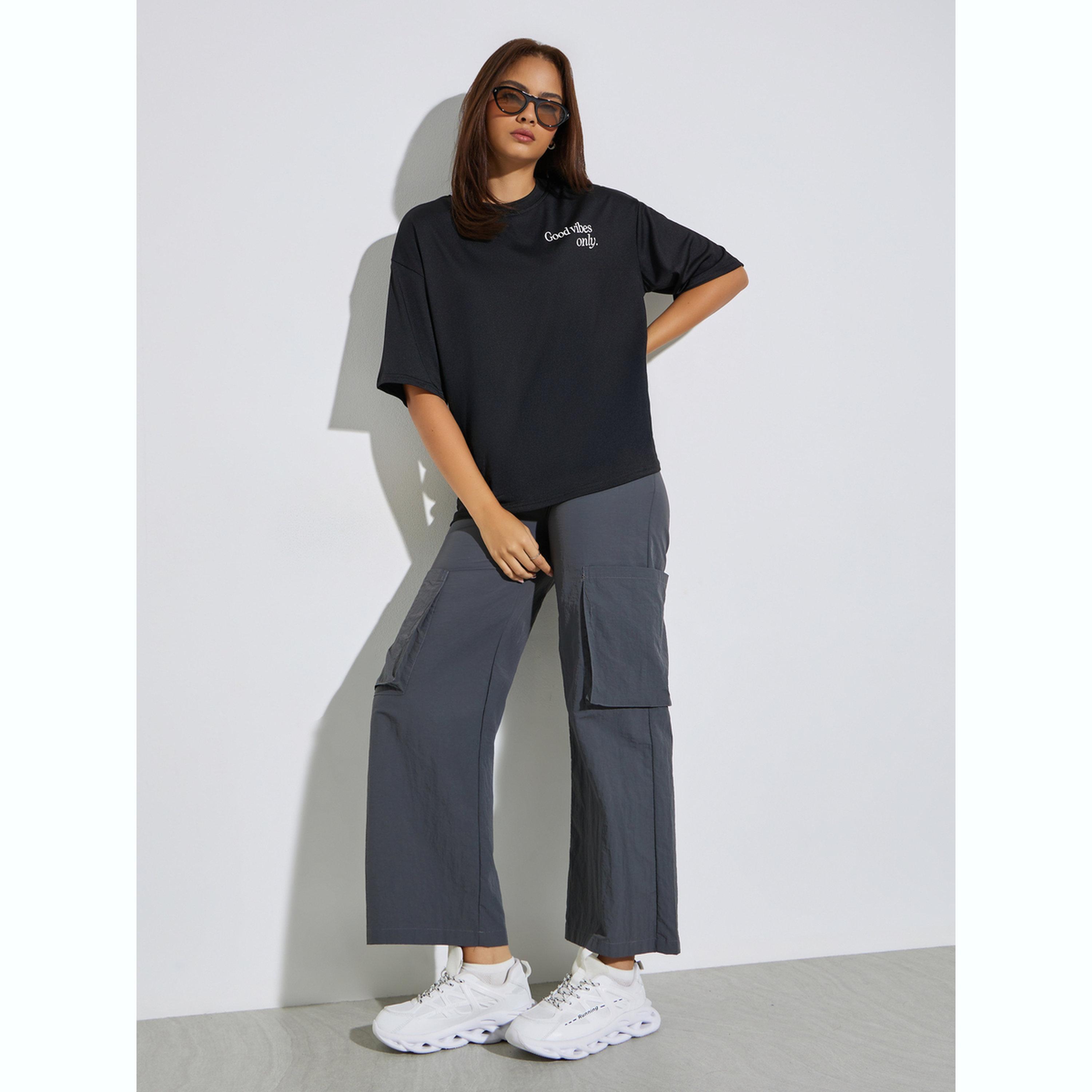 تيشيرت بقصة فضفاضة وطبعة شعار-women-clothing-tshirts-image-2