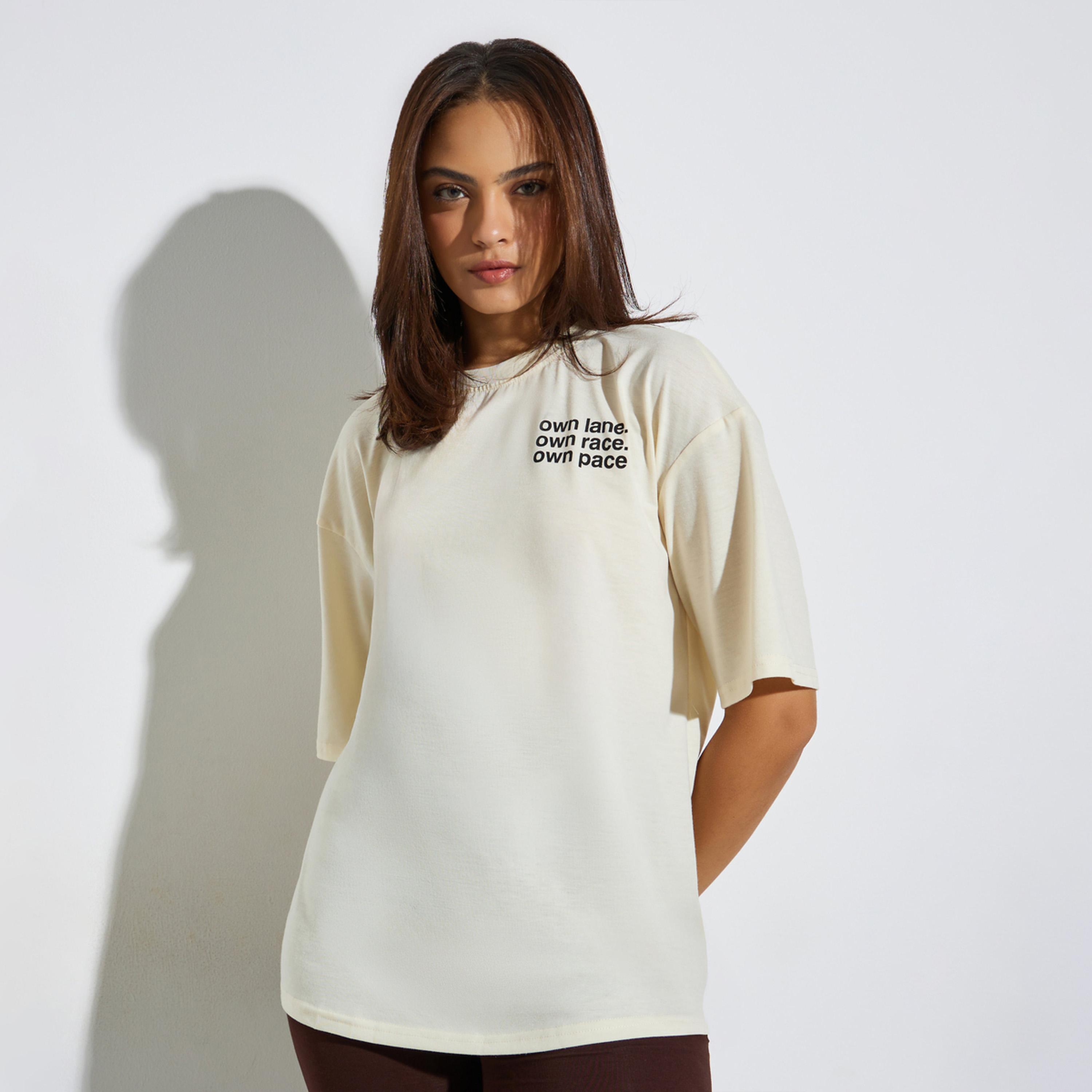 تيشيرت بقصة فضفاضة وطبعة شعار-women-clothing-tshirts-image-1