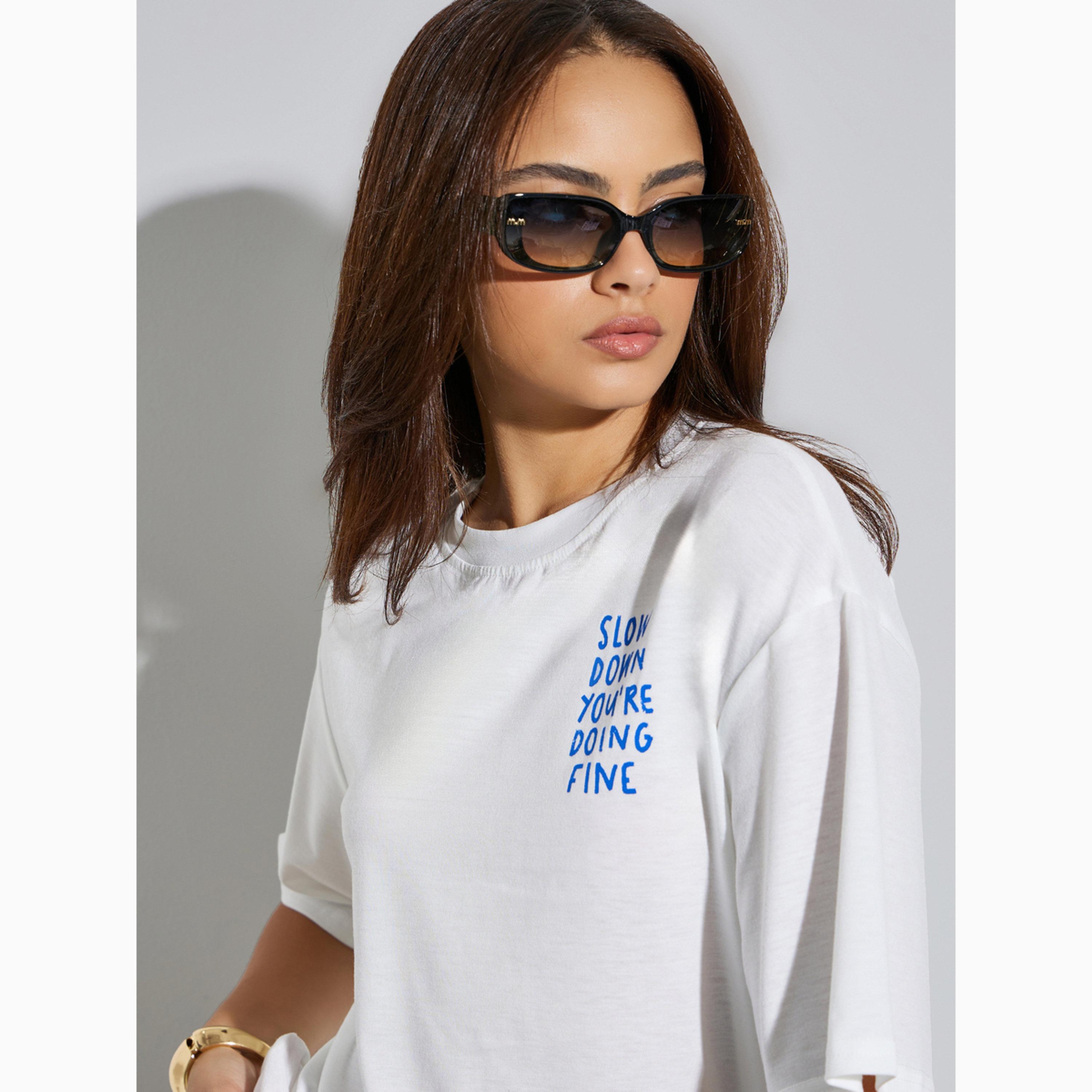 تيشيرت بقصة فضفاضة وطبعة شعار-women-clothing-tshirts-image-3