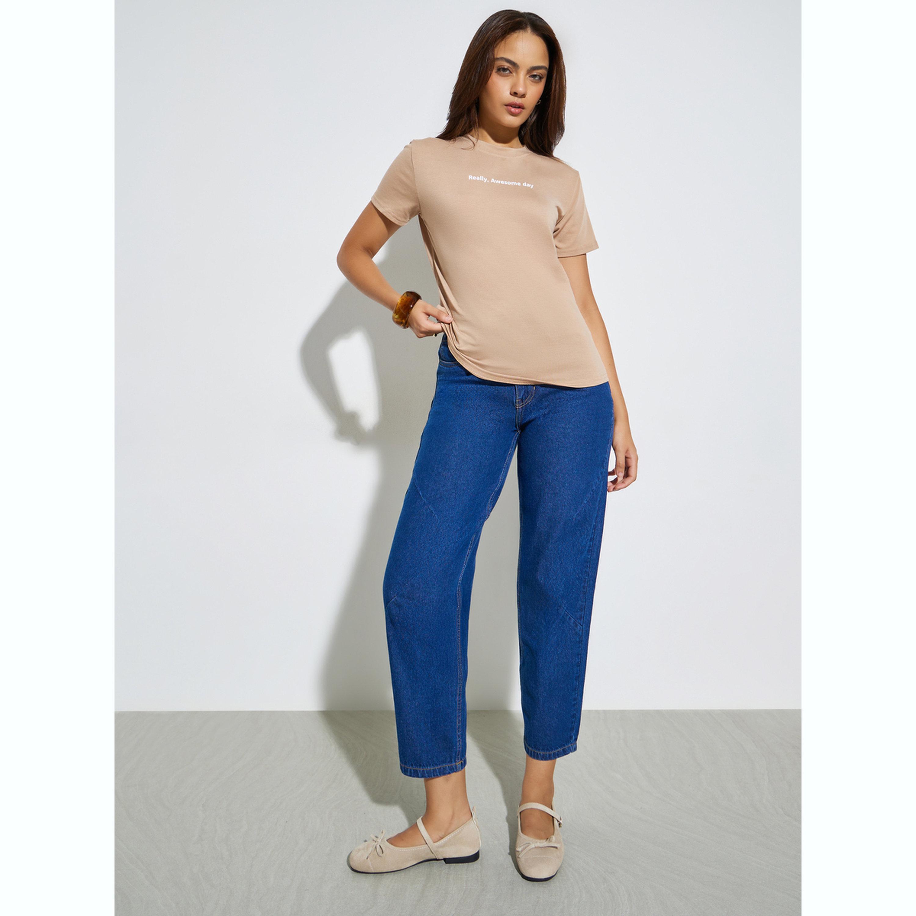 تيشيرت بقصة عادية وطبعة شعار-women-clothing-tshirts-image-2