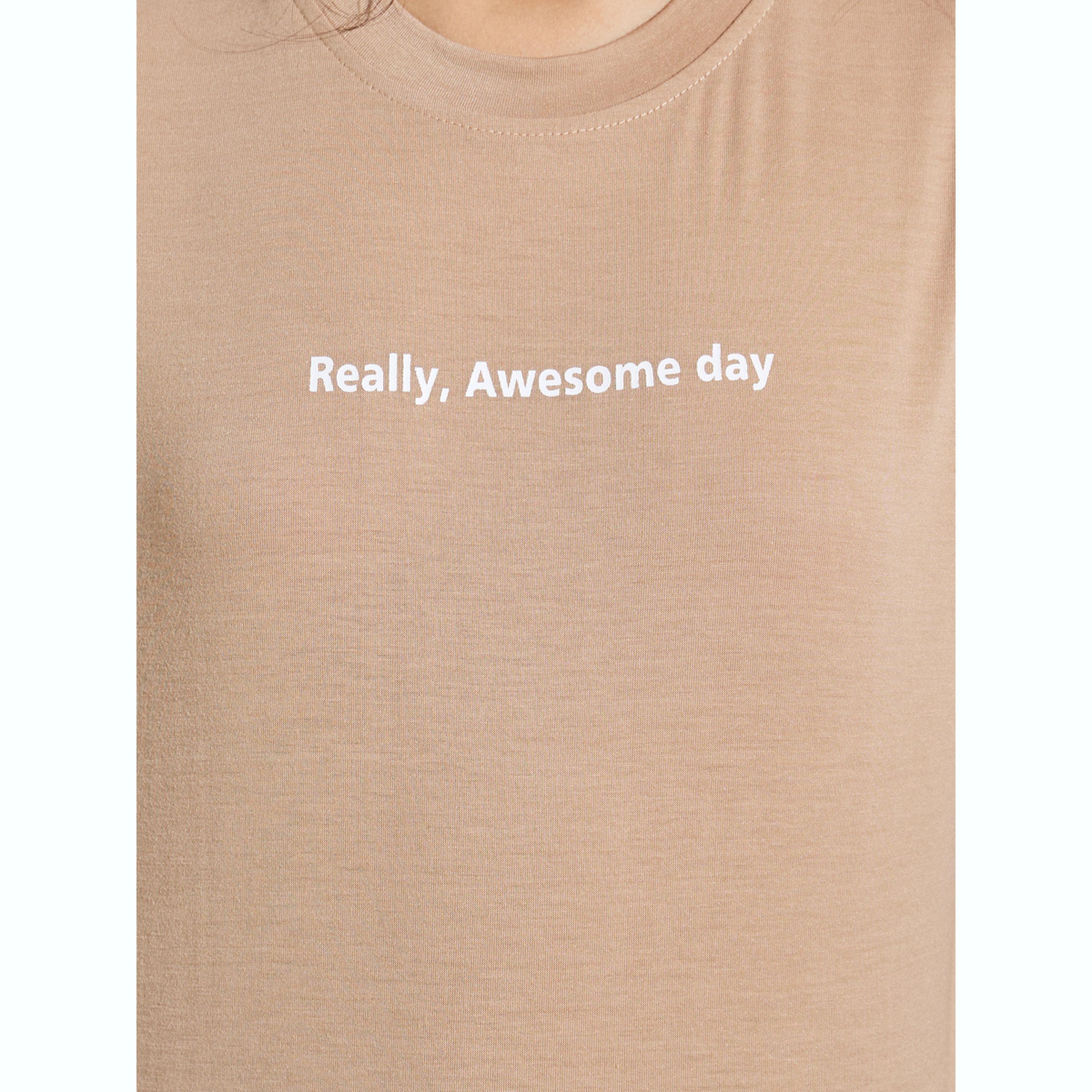 تيشيرت بقصة عادية وطبعة شعار-women-clothing-tshirts-image-5