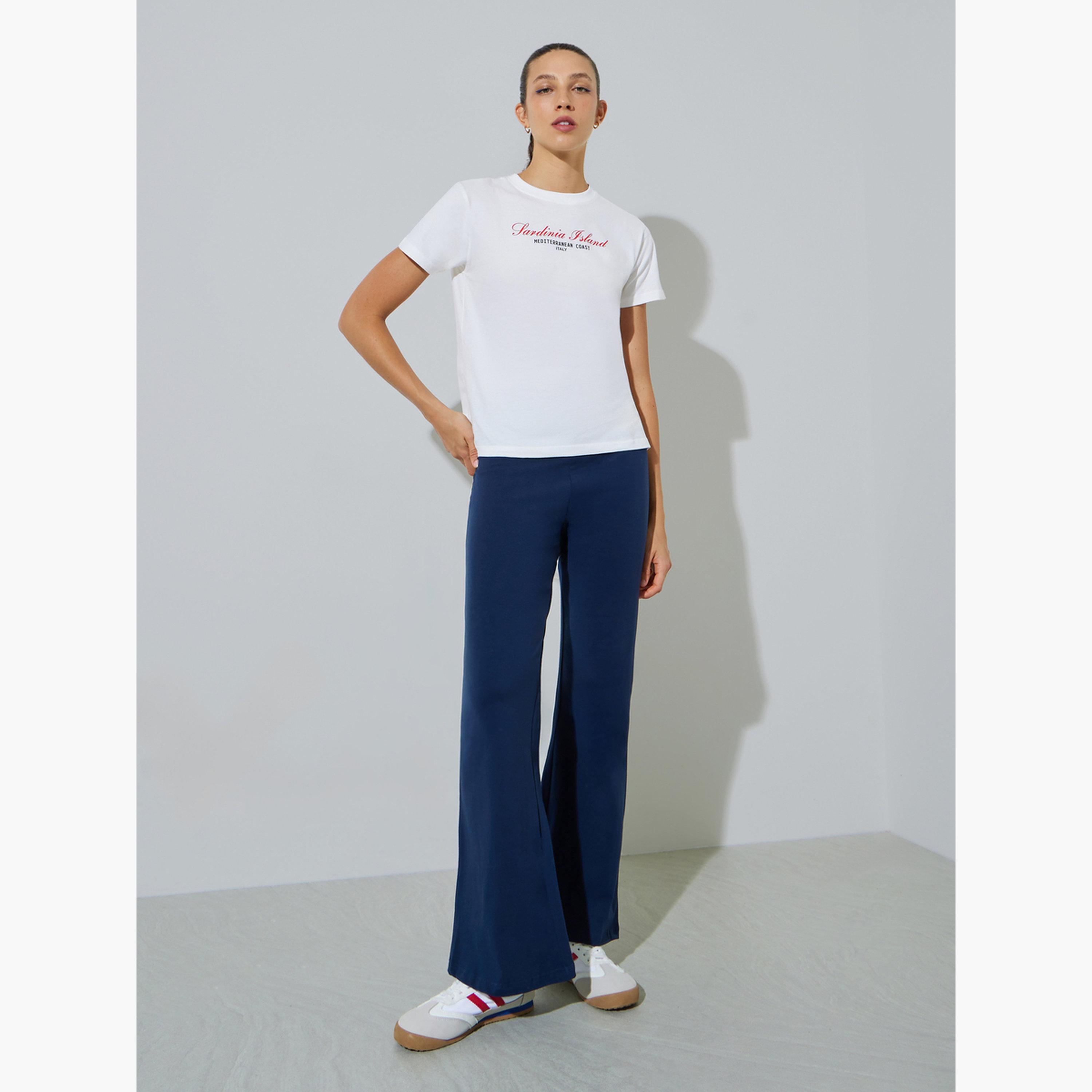 طقم منسق من ليقنز واسع وتيشيرت بطبعة كتابة-women-clothing-coordsets-image-1