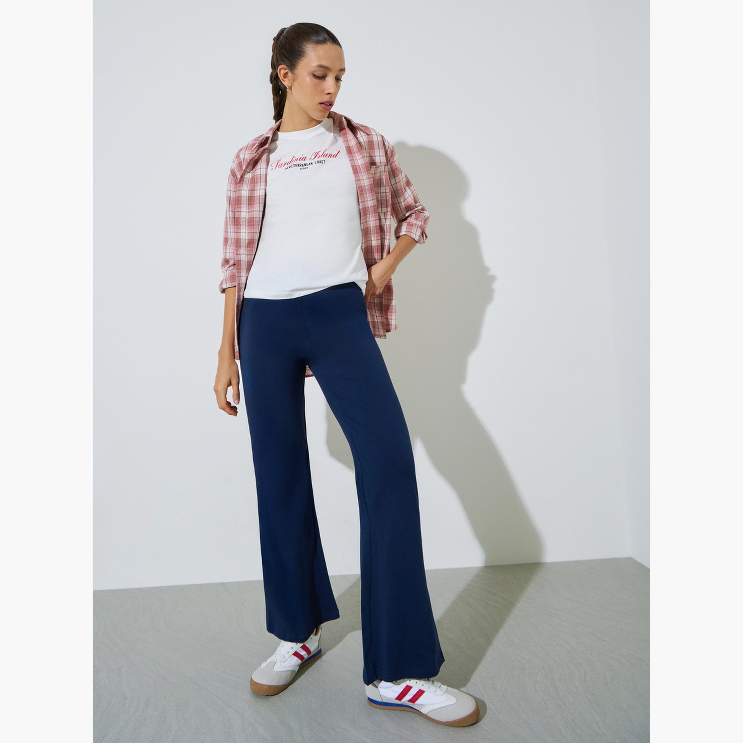 طقم منسق من ليقنز واسع وتيشيرت بطبعة كتابة-women-clothing-coordsets-image-3