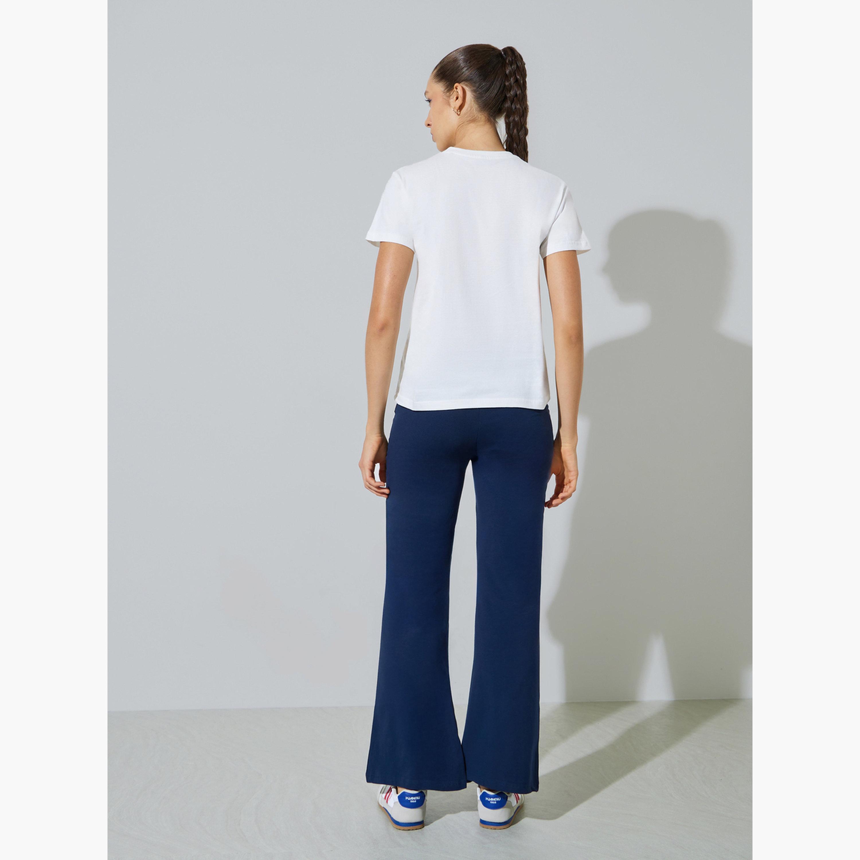 طقم منسق من ليقنز واسع وتيشيرت بطبعة كتابة-women-clothing-coordsets-image-4