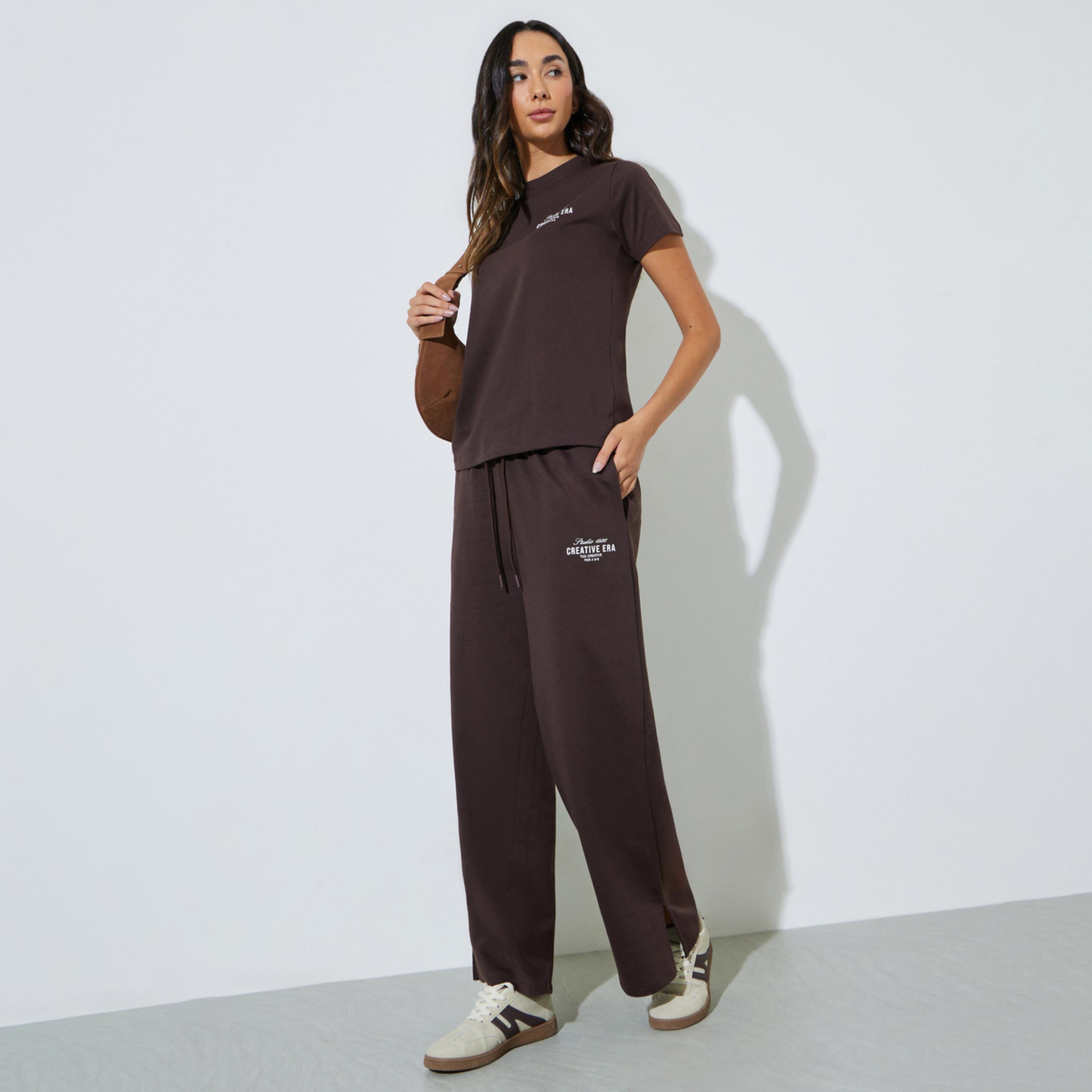 ستايلي - طقم تيشيرت وبنطال رياضي من مزيج القطن بلون بني مطبوع عليه نص-women-clothing-coordsets-image-1
