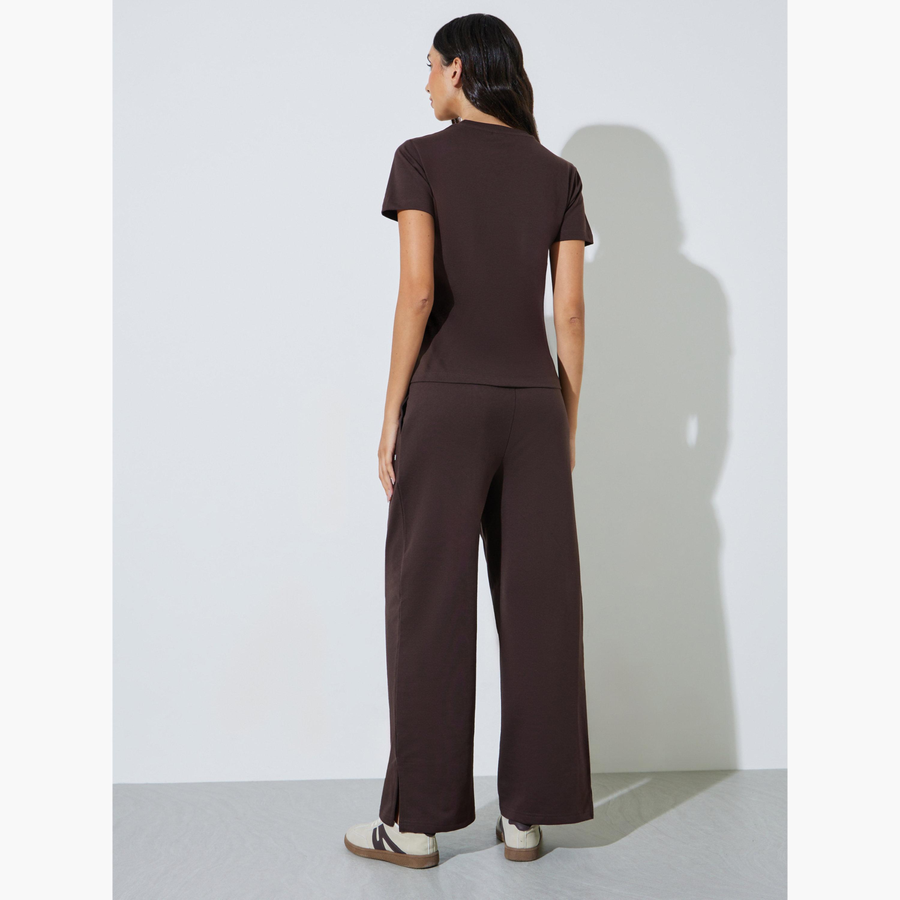 ستايلي - طقم تيشيرت وبنطال رياضي من مزيج القطن بلون بني مطبوع عليه نص-women-clothing-coordsets-image-3