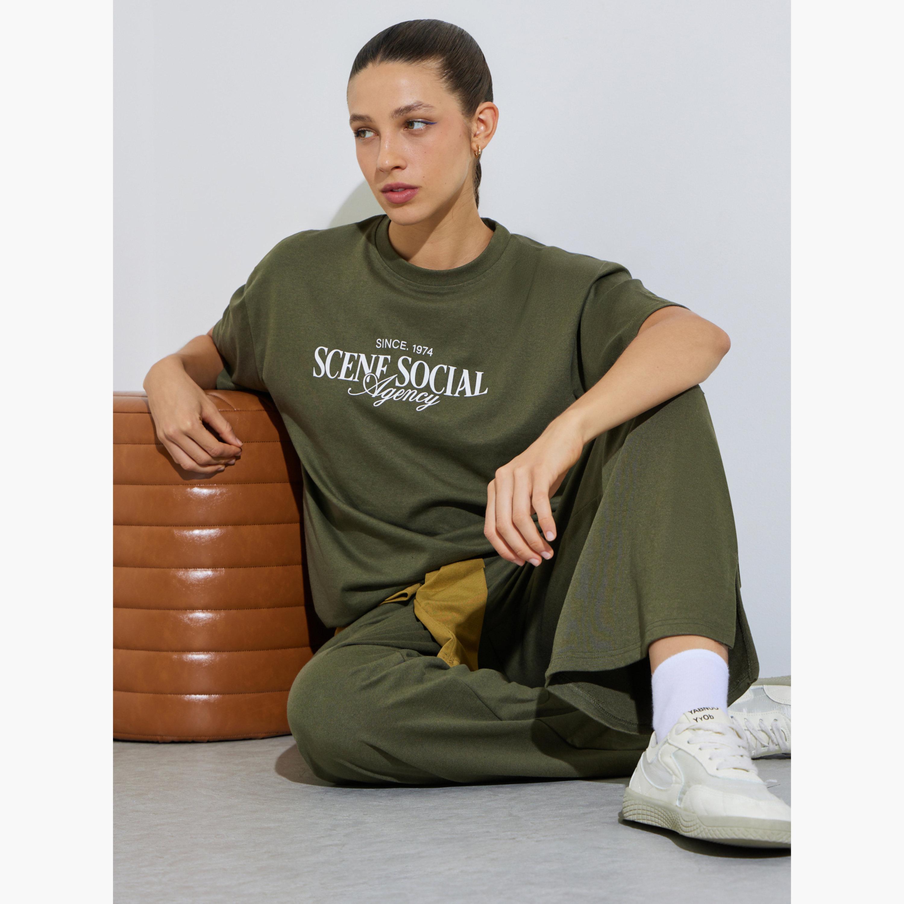 طقم منسق من جوغر وتيشيرت بأكمام قصيرة وطبعة كتابة-women-clothing-coordsets-image-2