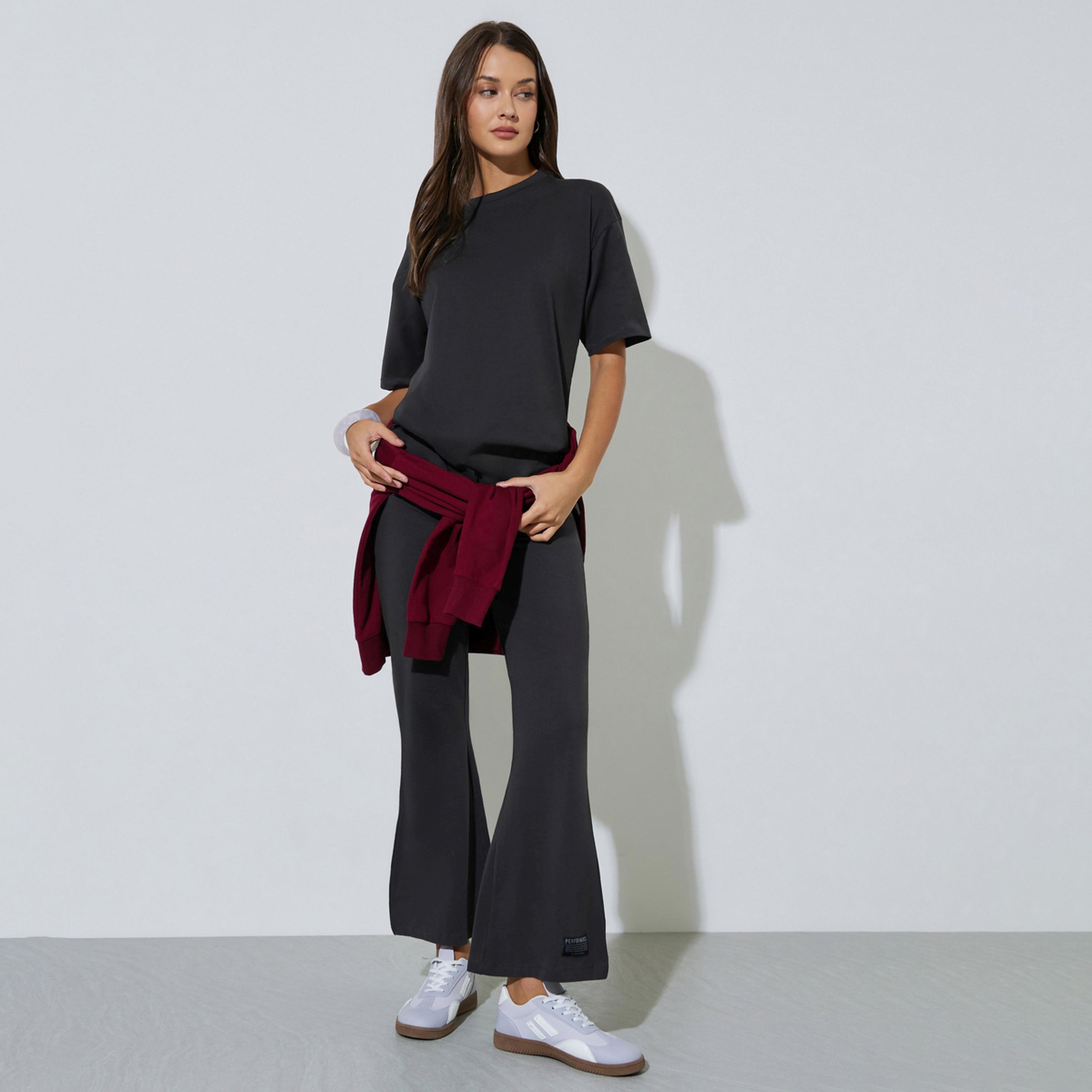 طقم منسق من ليقنز واسع وتيشيرت بتفاصيل شارة-women-clothing-coordsets-image-1