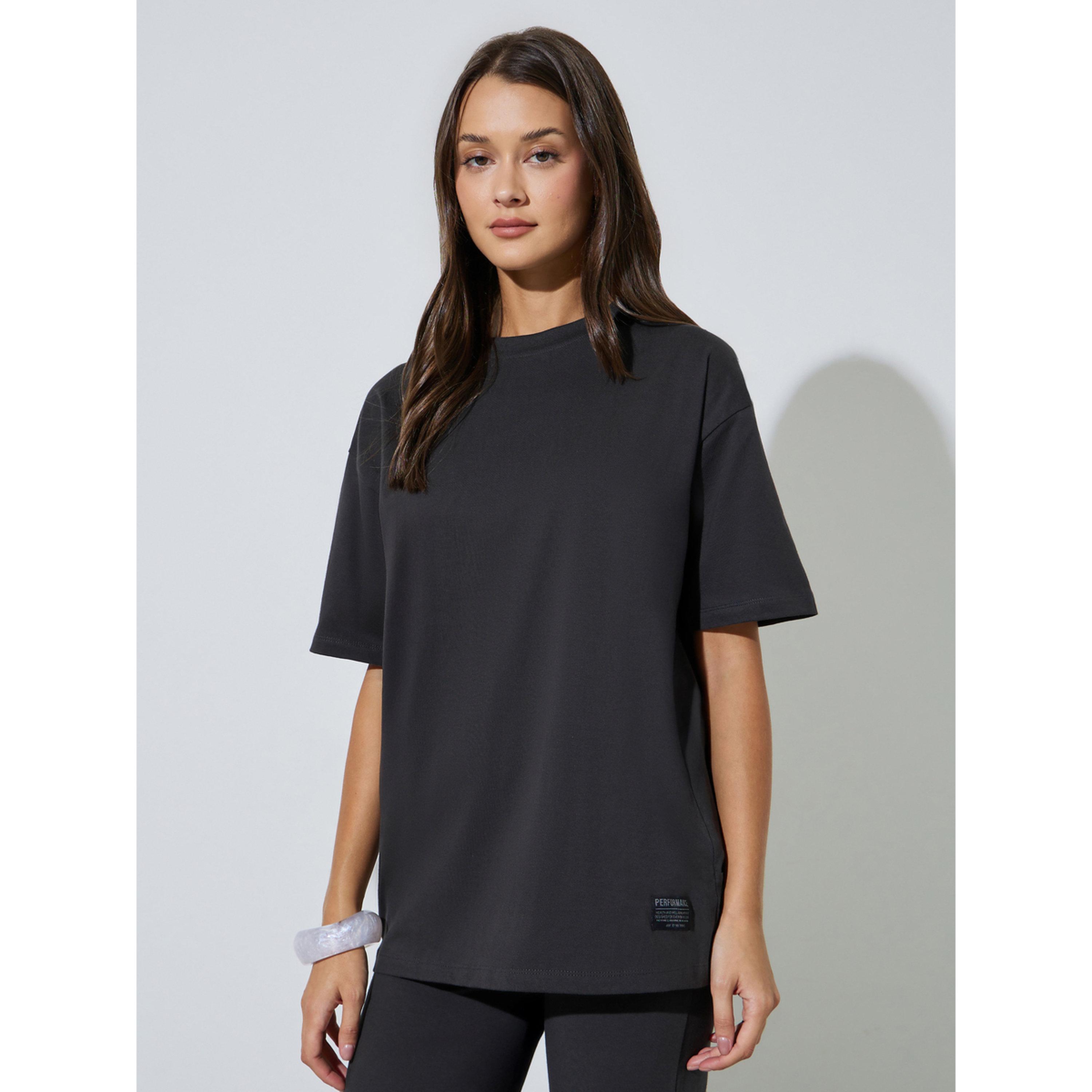 طقم منسق من ليقنز واسع وتيشيرت بتفاصيل شارة-women-clothing-coordsets-image-2