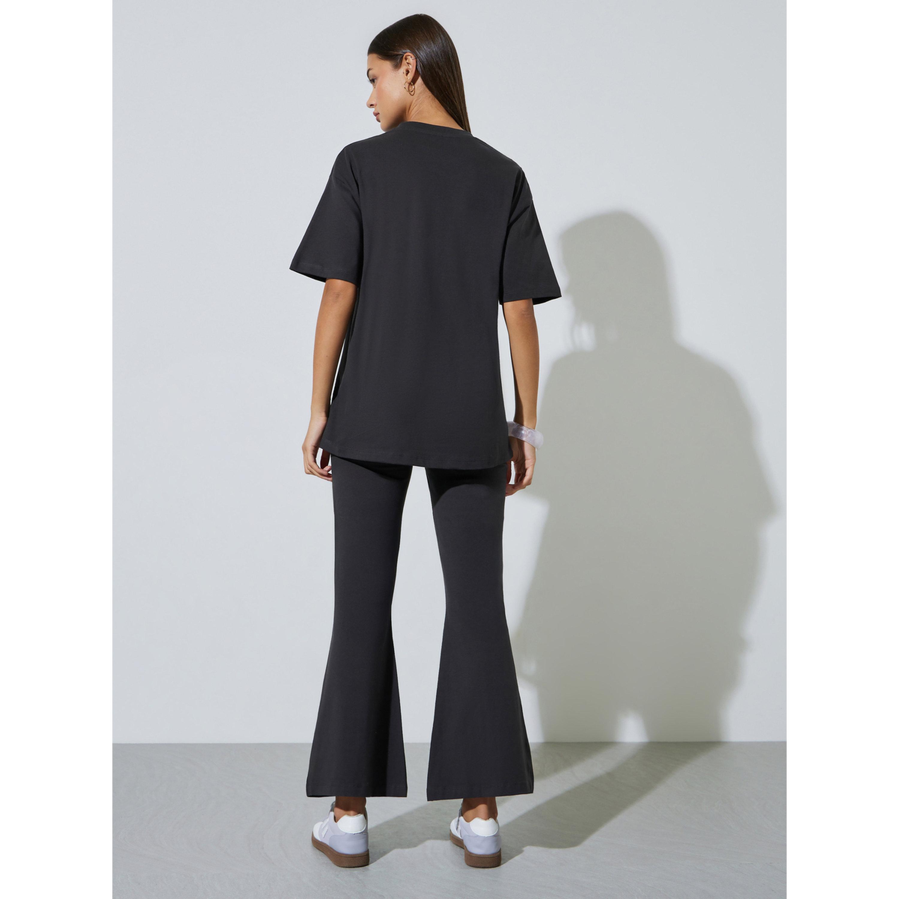 طقم منسق من ليقنز واسع وتيشيرت بتفاصيل شارة-women-clothing-coordsets-image-3