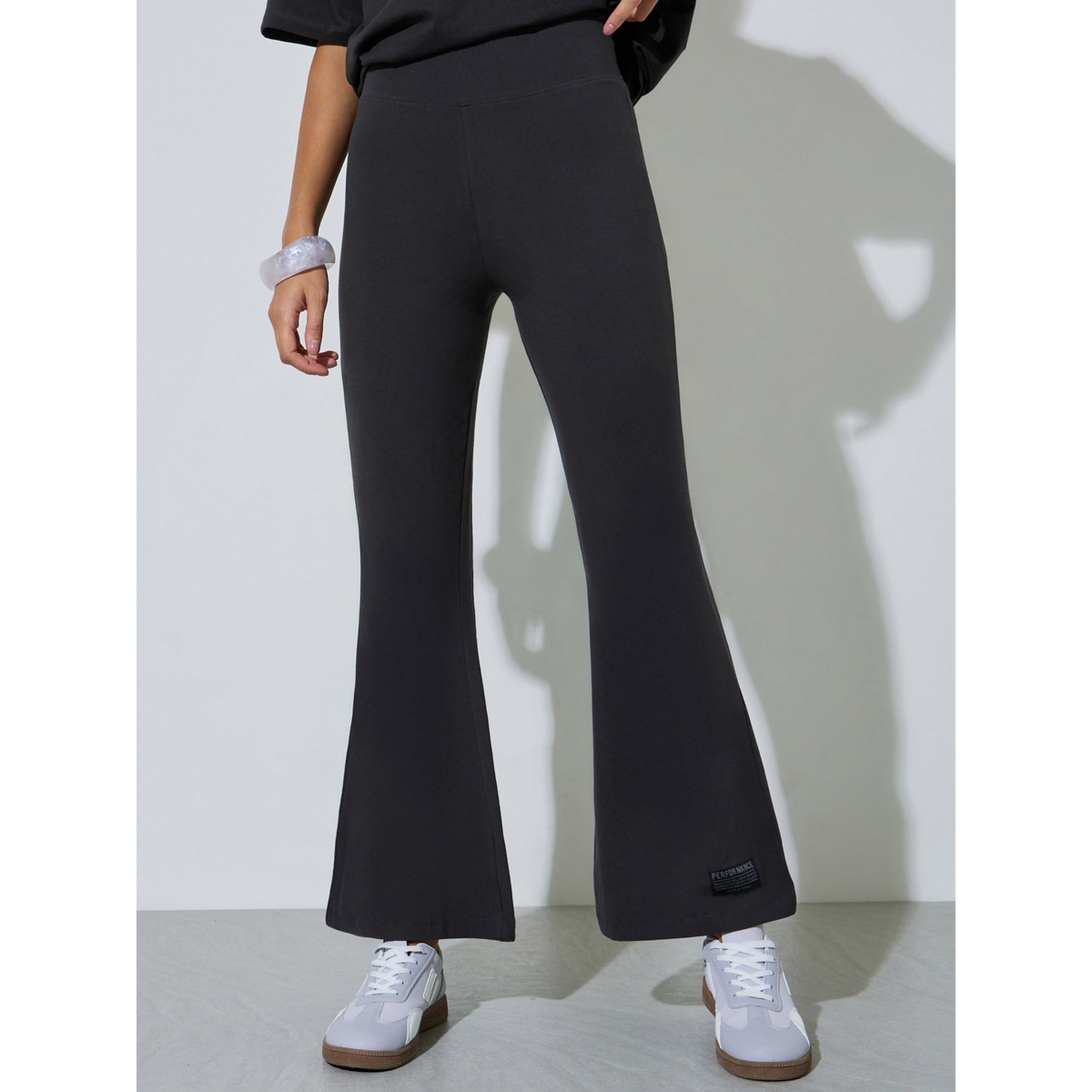 طقم منسق من ليقنز واسع وتيشيرت بتفاصيل شارة-women-clothing-coordsets-image-5