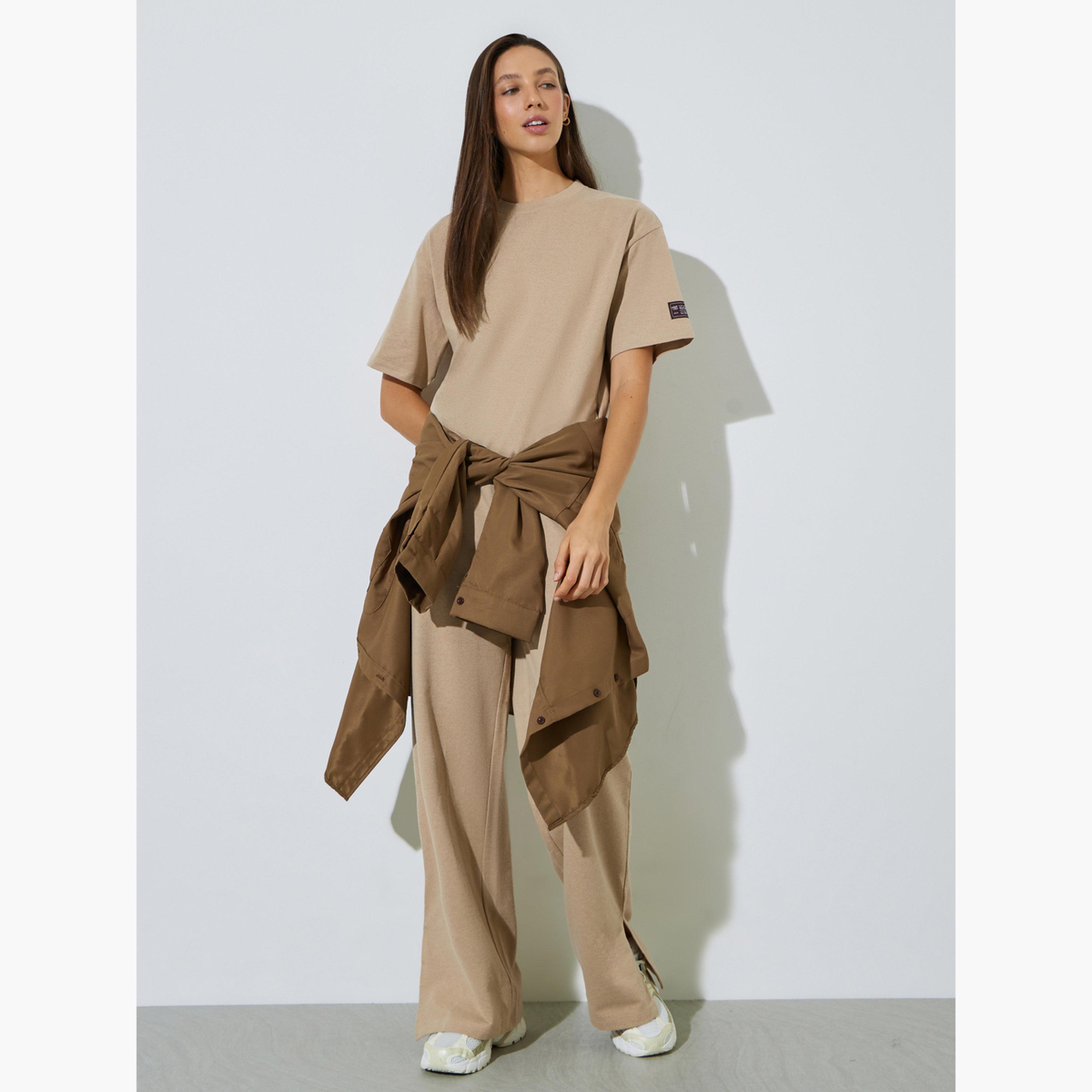 طقم منسق من جوغر بأرجل واسعة وتيشيرت بتفاصيل شارة-women-clothing-coordsets-image-1