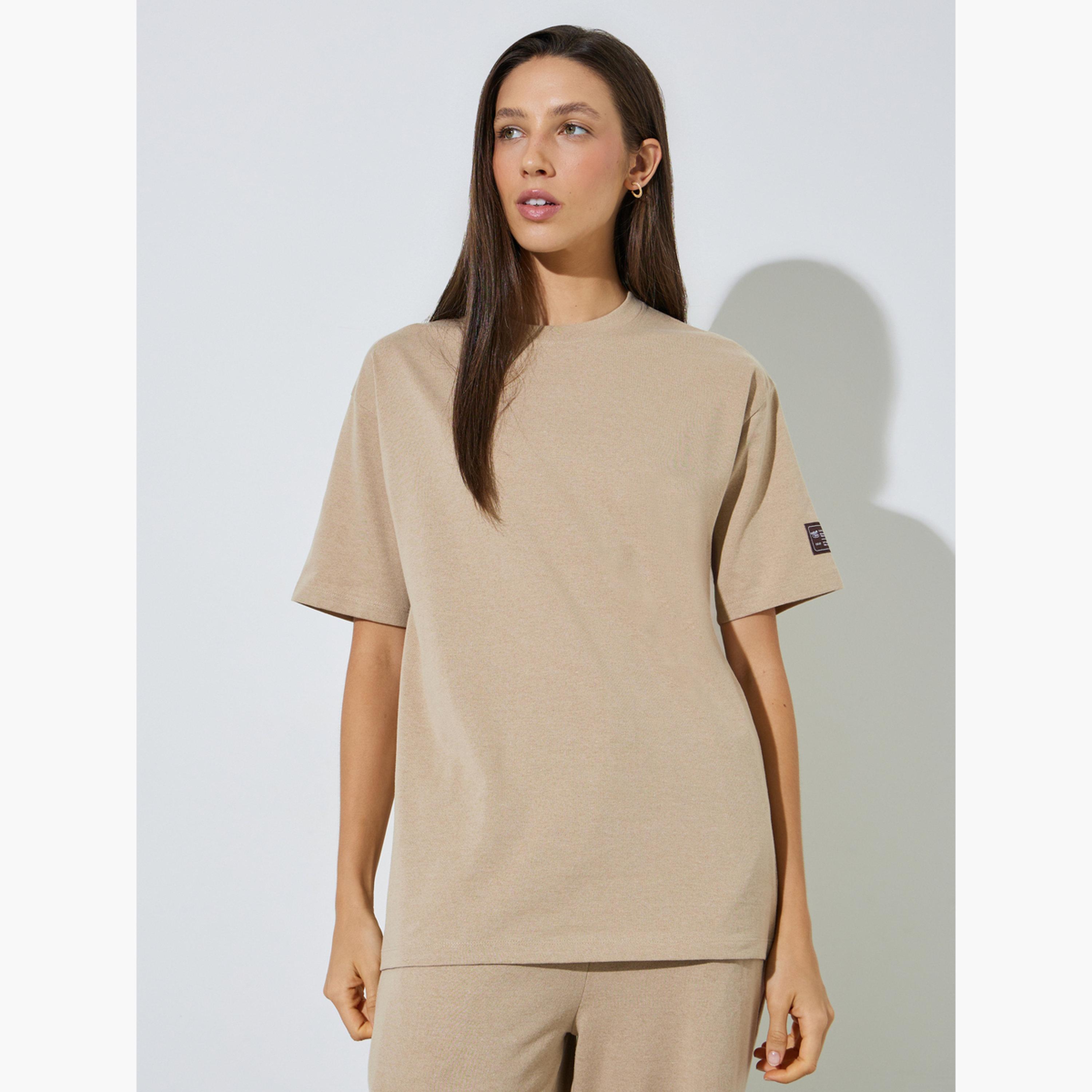 طقم منسق من جوغر بأرجل واسعة وتيشيرت بتفاصيل شارة-women-clothing-coordsets-image-2