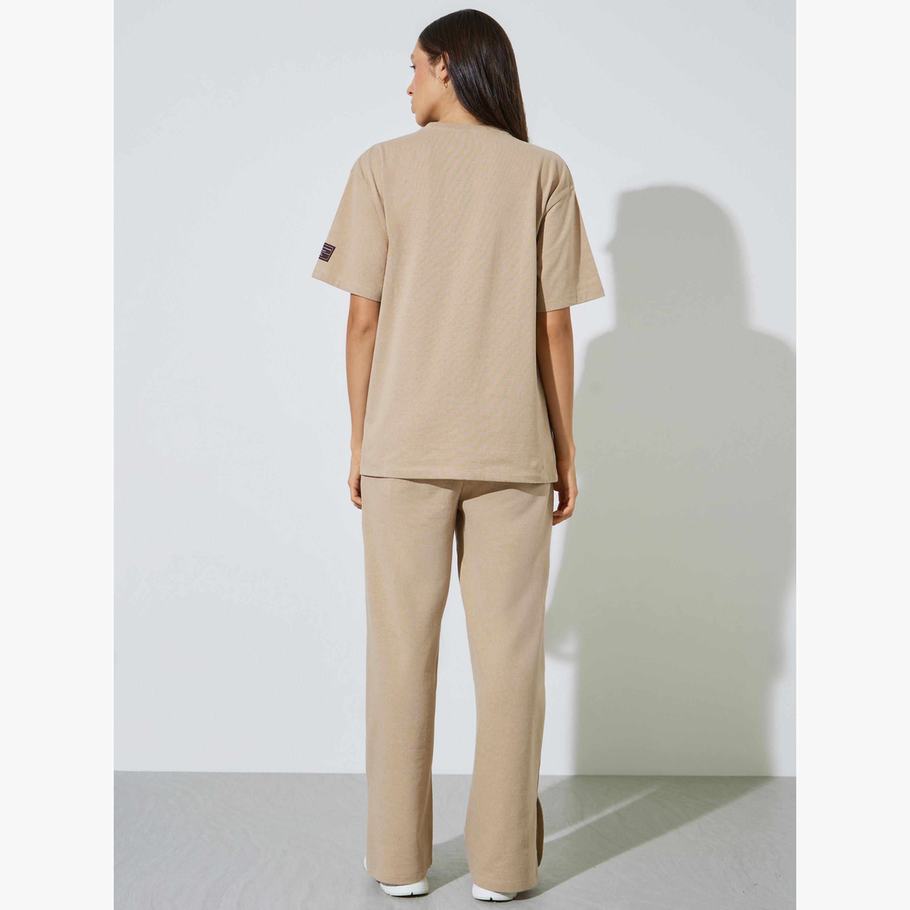 طقم منسق من جوغر بأرجل واسعة وتيشيرت بتفاصيل شارة-women-clothing-coordsets-image-3