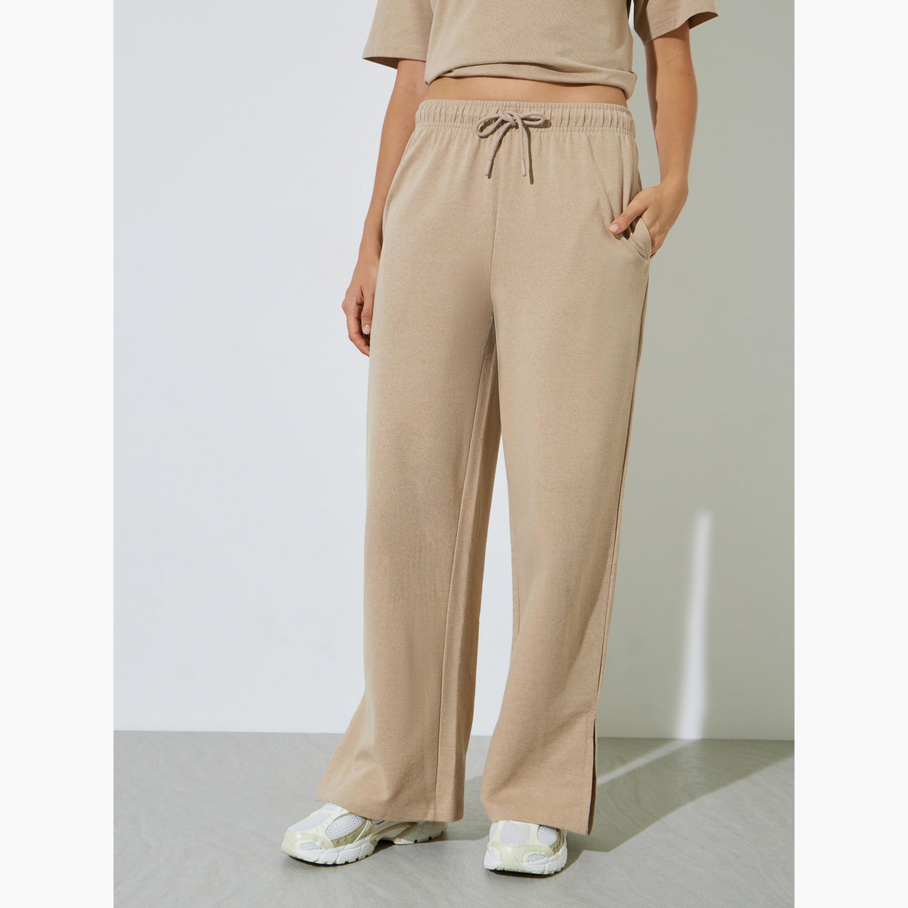 طقم منسق من جوغر بأرجل واسعة وتيشيرت بتفاصيل شارة-women-clothing-coordsets-image-4