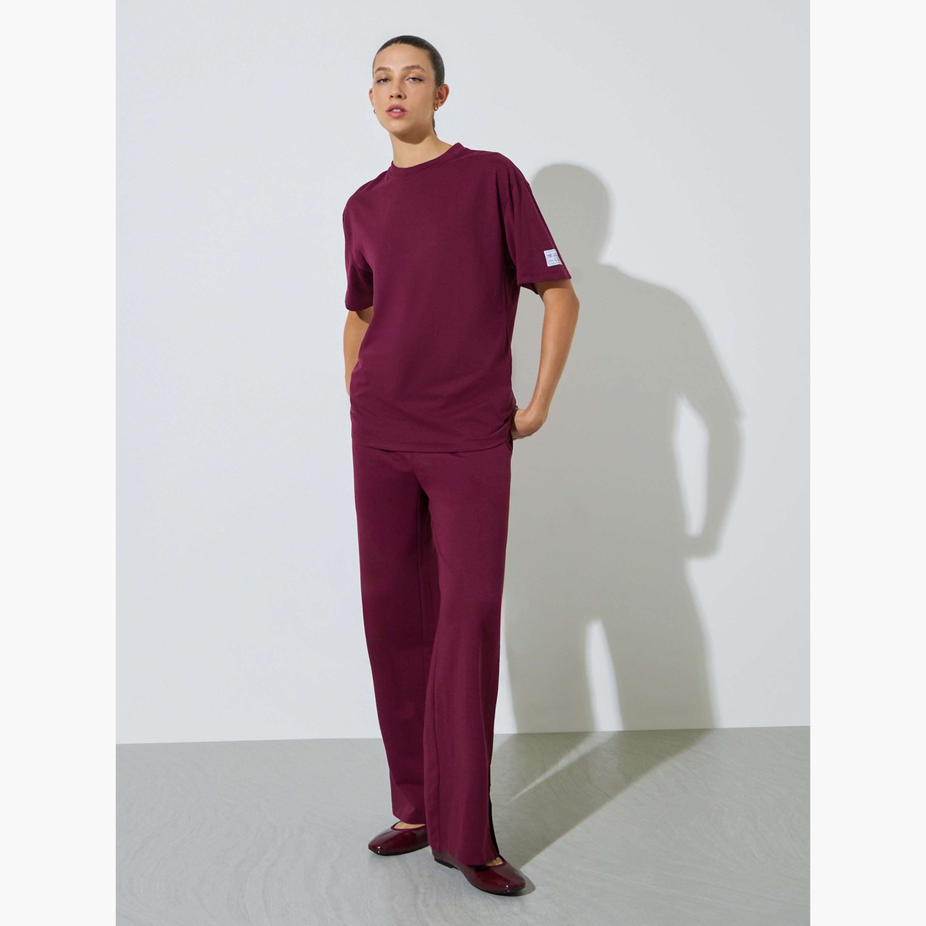 طقم منسق من جوغر بأرجل واسعة وتيشيرت بتفاصيل شارة-women-clothing-coordsets-image-1