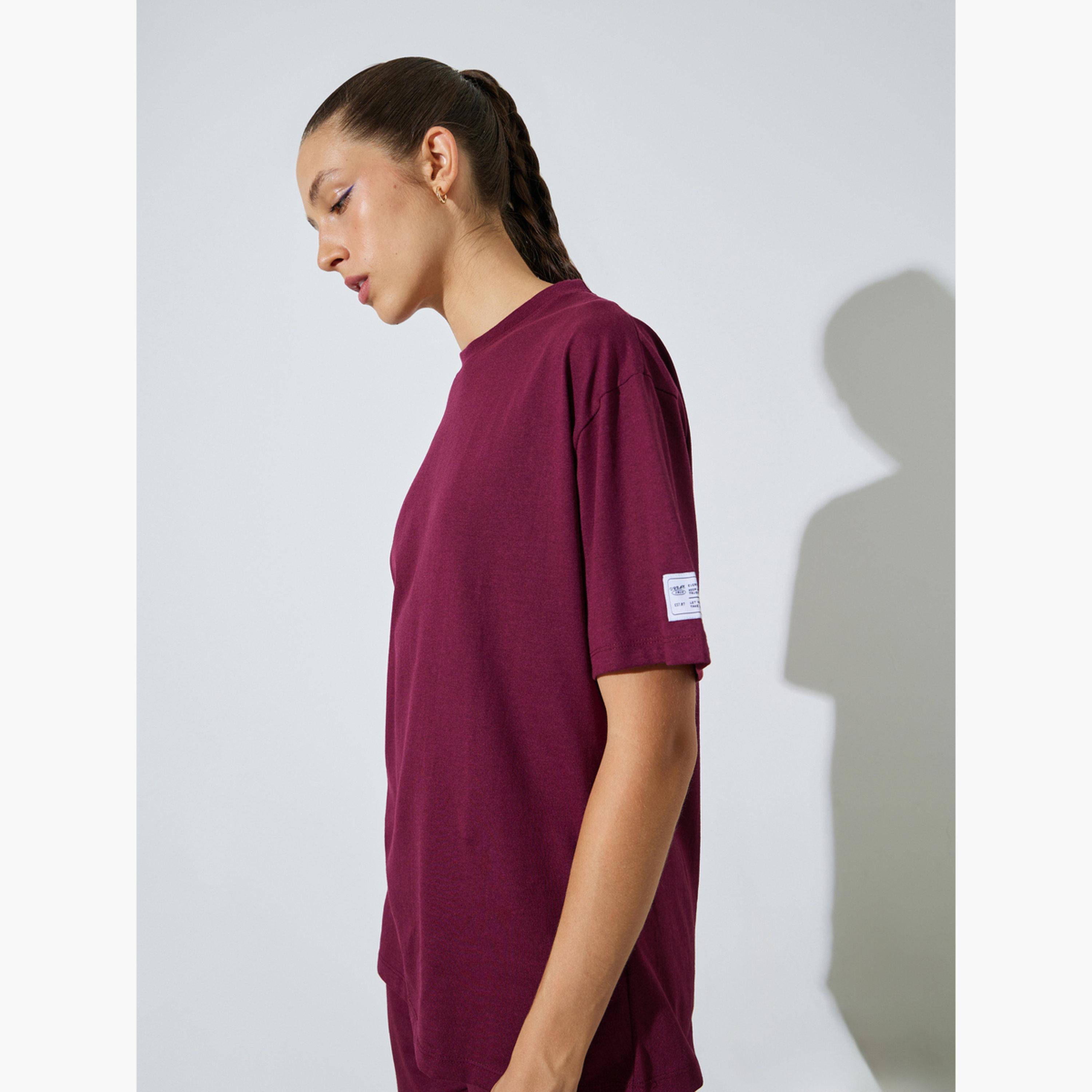 طقم منسق من جوغر بأرجل واسعة وتيشيرت بتفاصيل شارة-women-clothing-coordsets-image-2