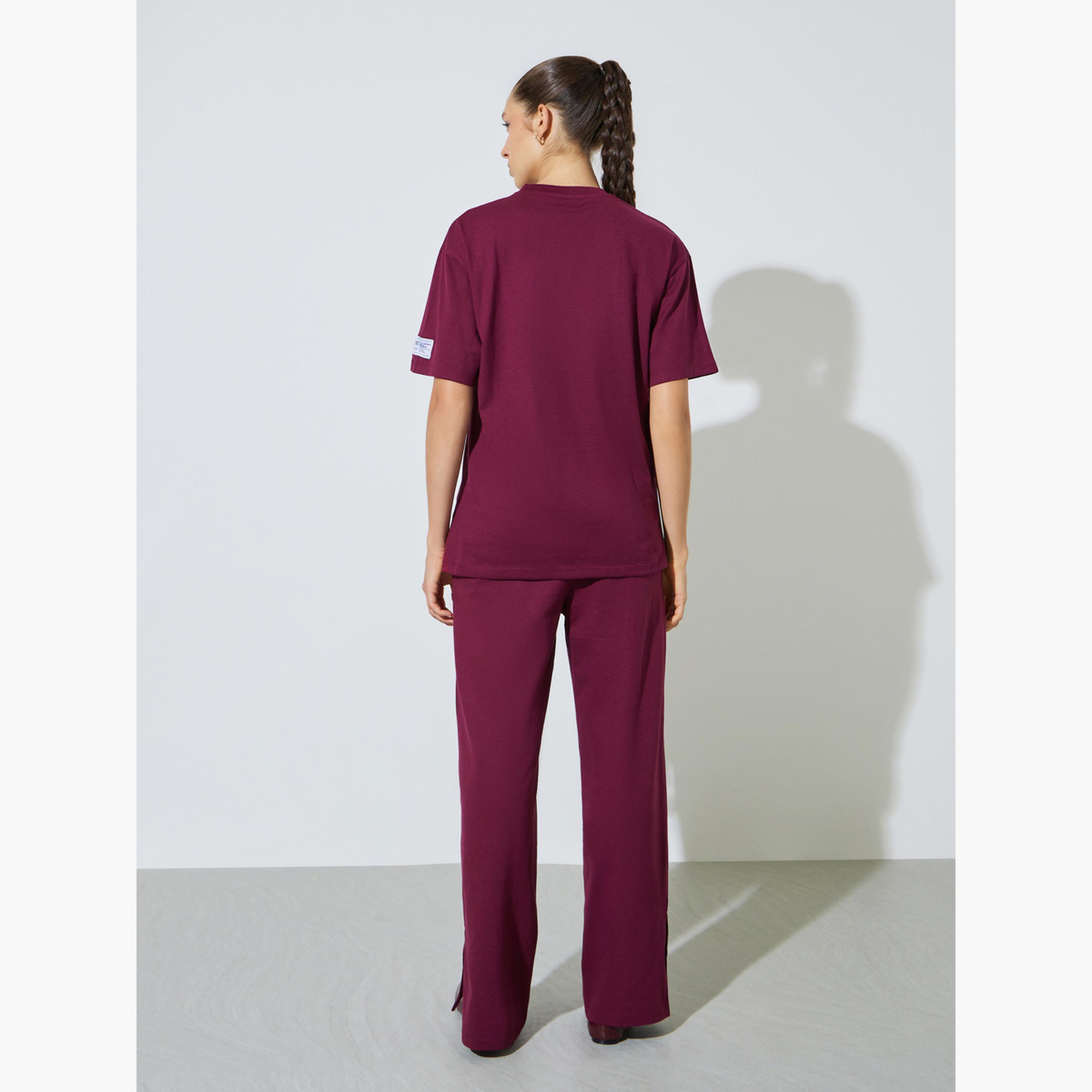 طقم منسق من جوغر بأرجل واسعة وتيشيرت بتفاصيل شارة-women-clothing-coordsets-image-4