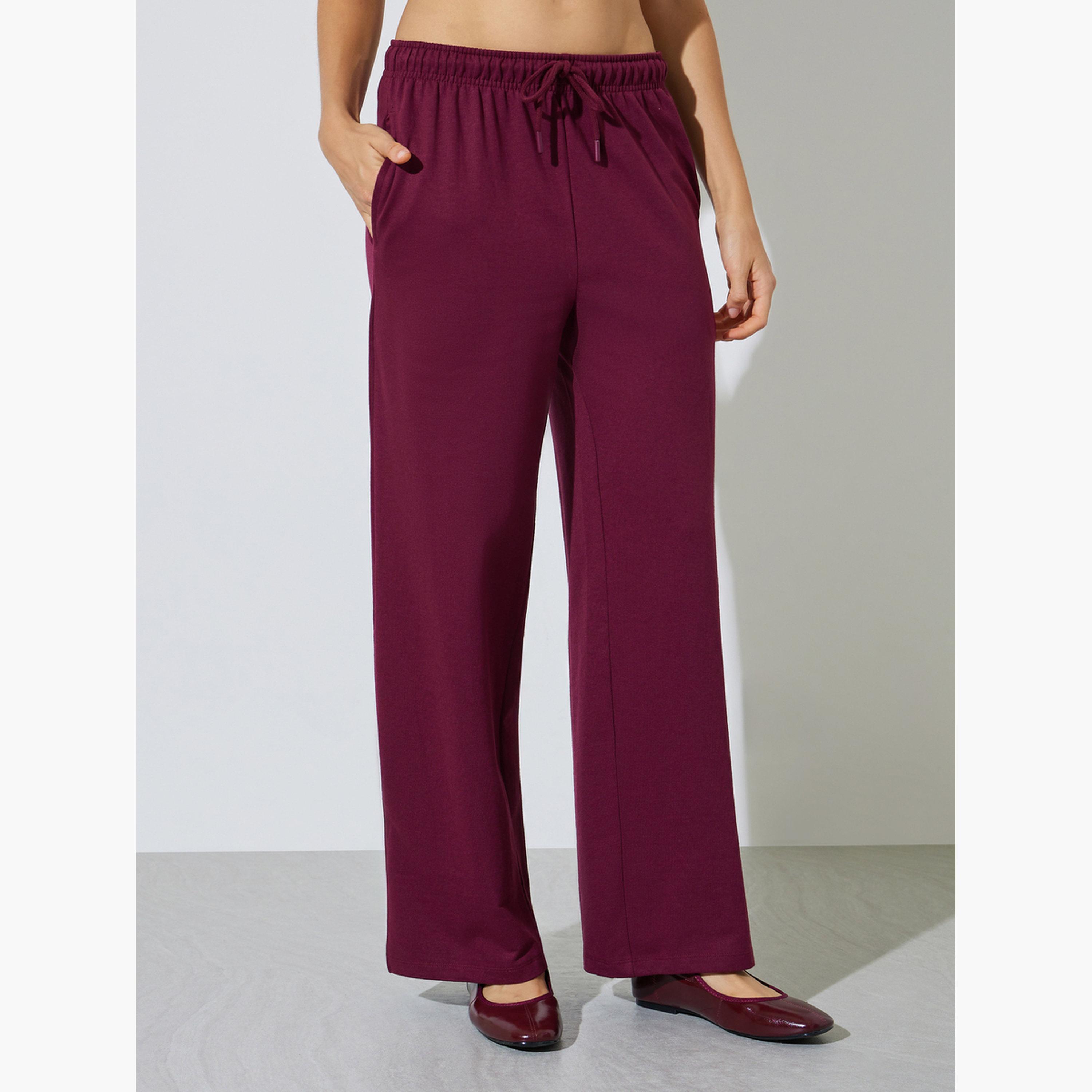 طقم منسق من جوغر بأرجل واسعة وتيشيرت بتفاصيل شارة-women-clothing-coordsets-image-5