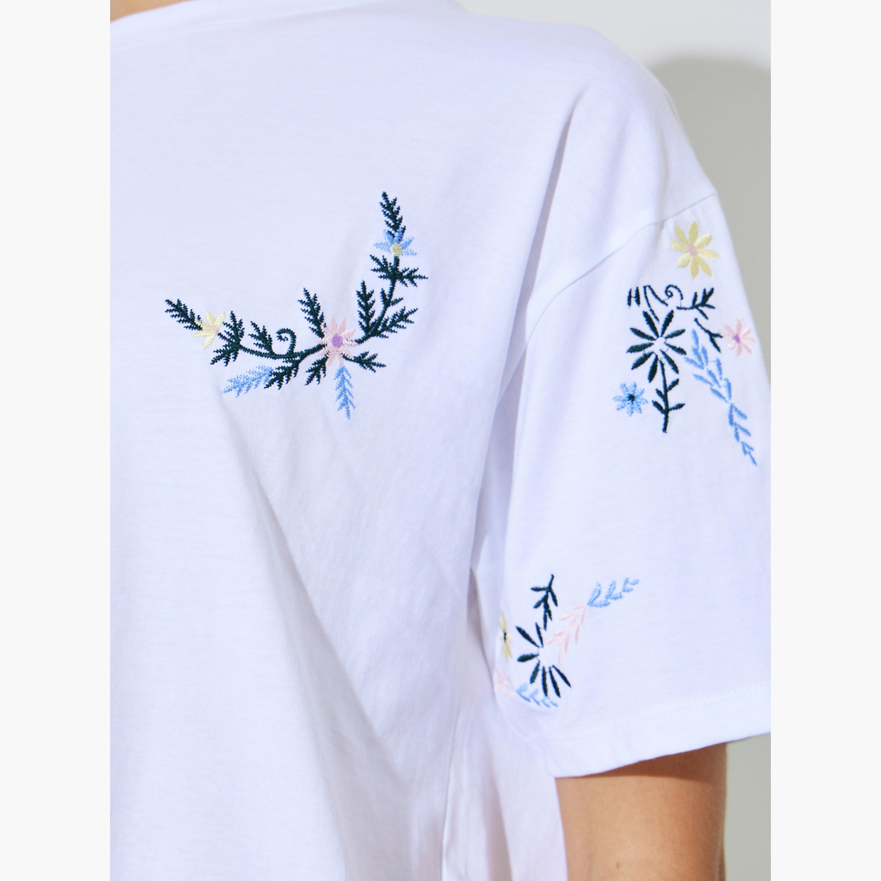 تيشيرت قطن بقصة طويلة ومطرز-women-clothing-tshirts-image-5