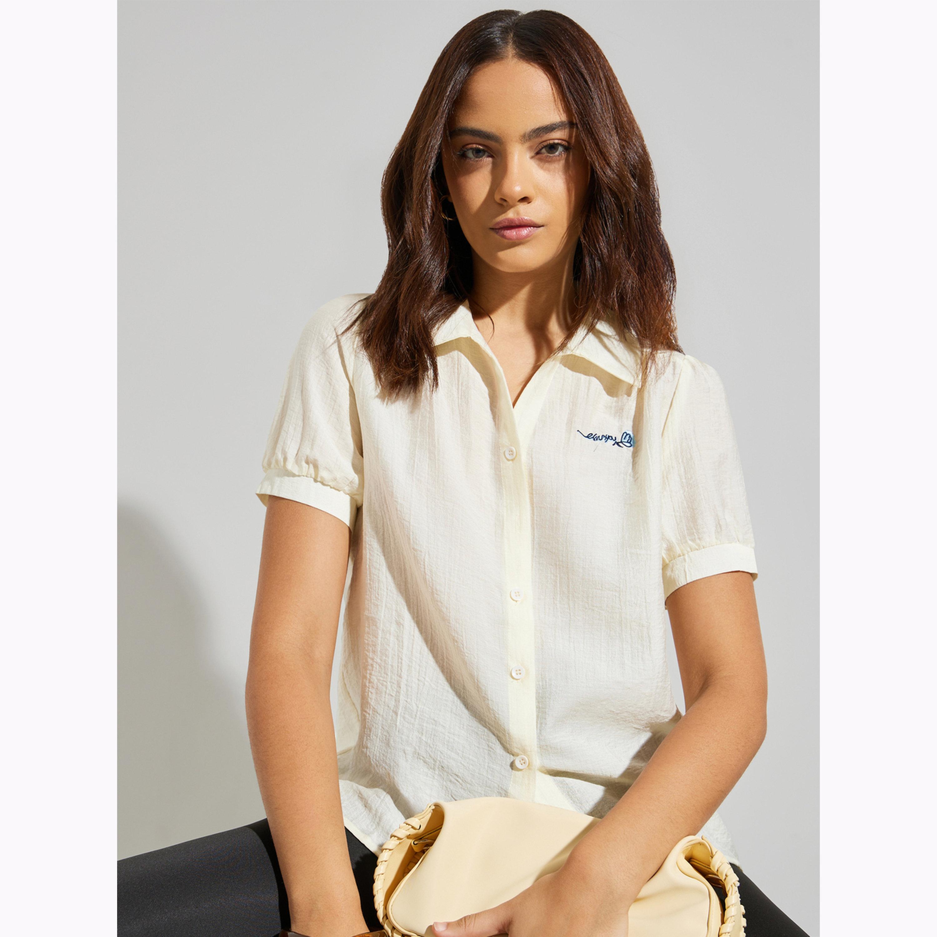 بلوزة بأكمام قصيرة وتفاصيل بارزة الملمس بلون كريمي-women-clothing-shirtsandblouses-shirts-image-3