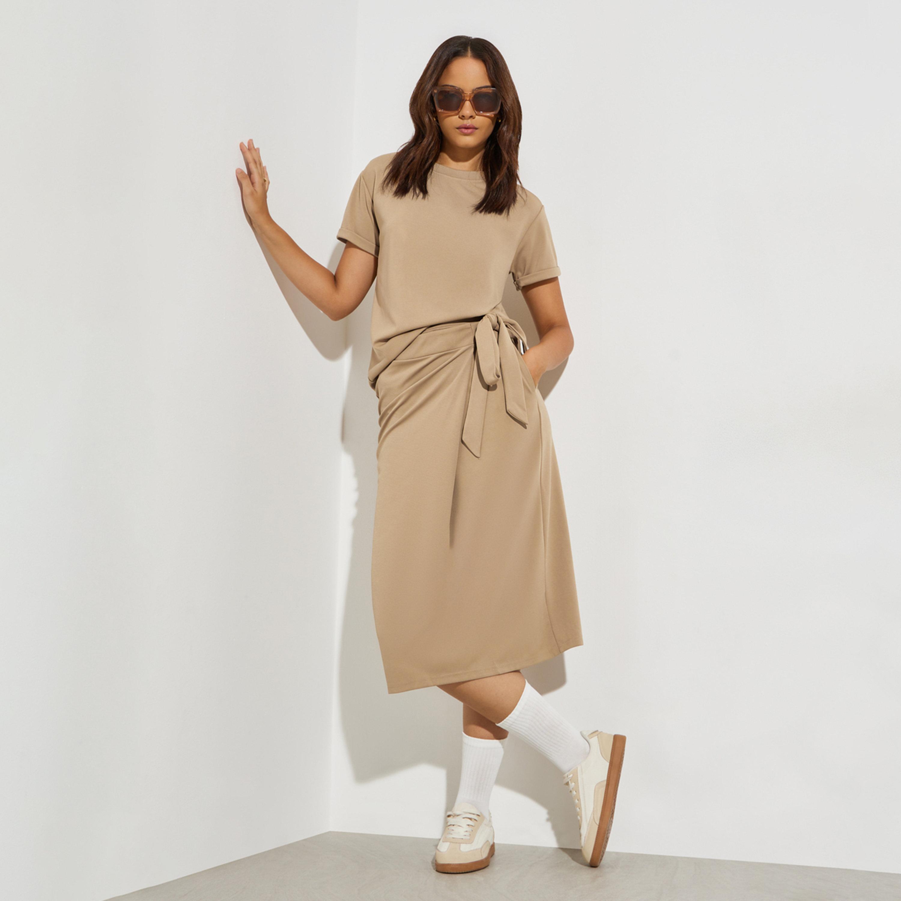 طقم منسق من تنورة برباط خصر وتيشيرت بلون كاكي-women-clothing-coordsets-image-1