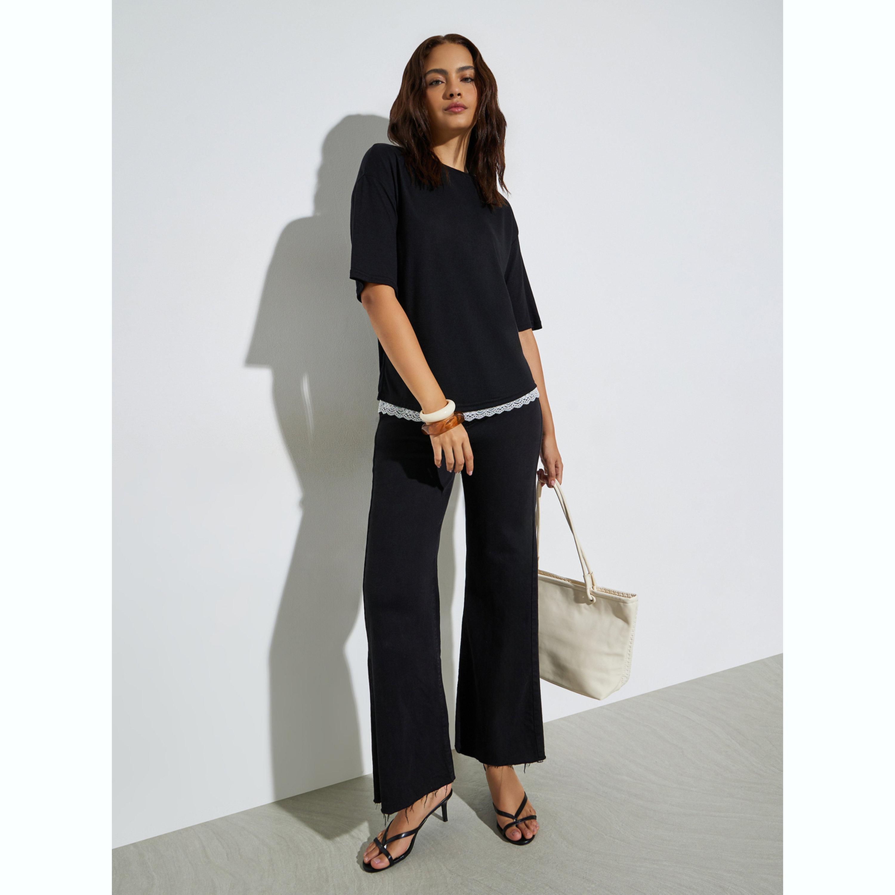 تيشيرت بقصة مريحة مع تفاصيل دانتيل عند الحافة-women-clothing-tshirts-image-2