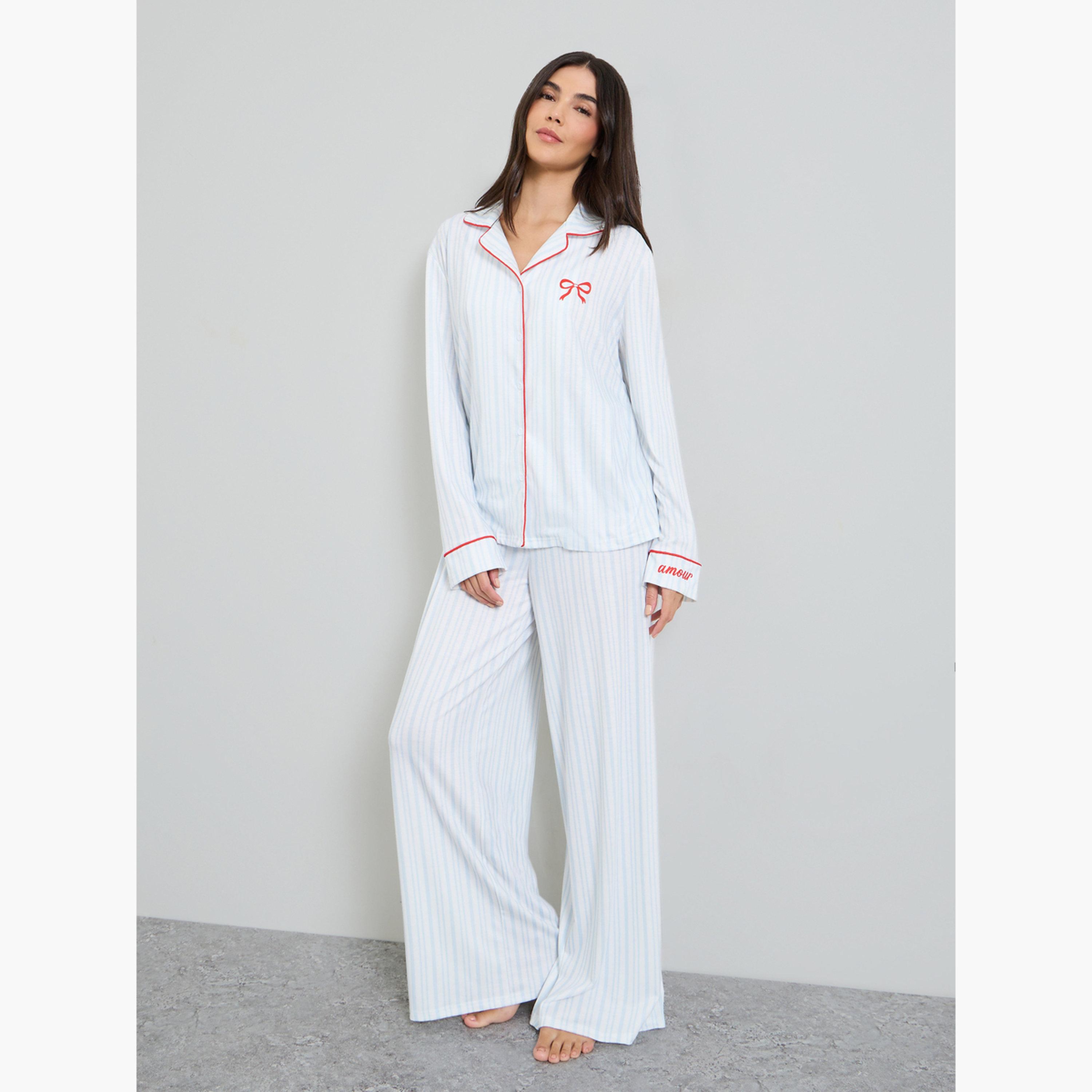 طقم بيجاما من بنطال وبلوزة مخططة بطبعة فيونكة-women-clothing-nightwear-pyjamas-longsets-image-1
